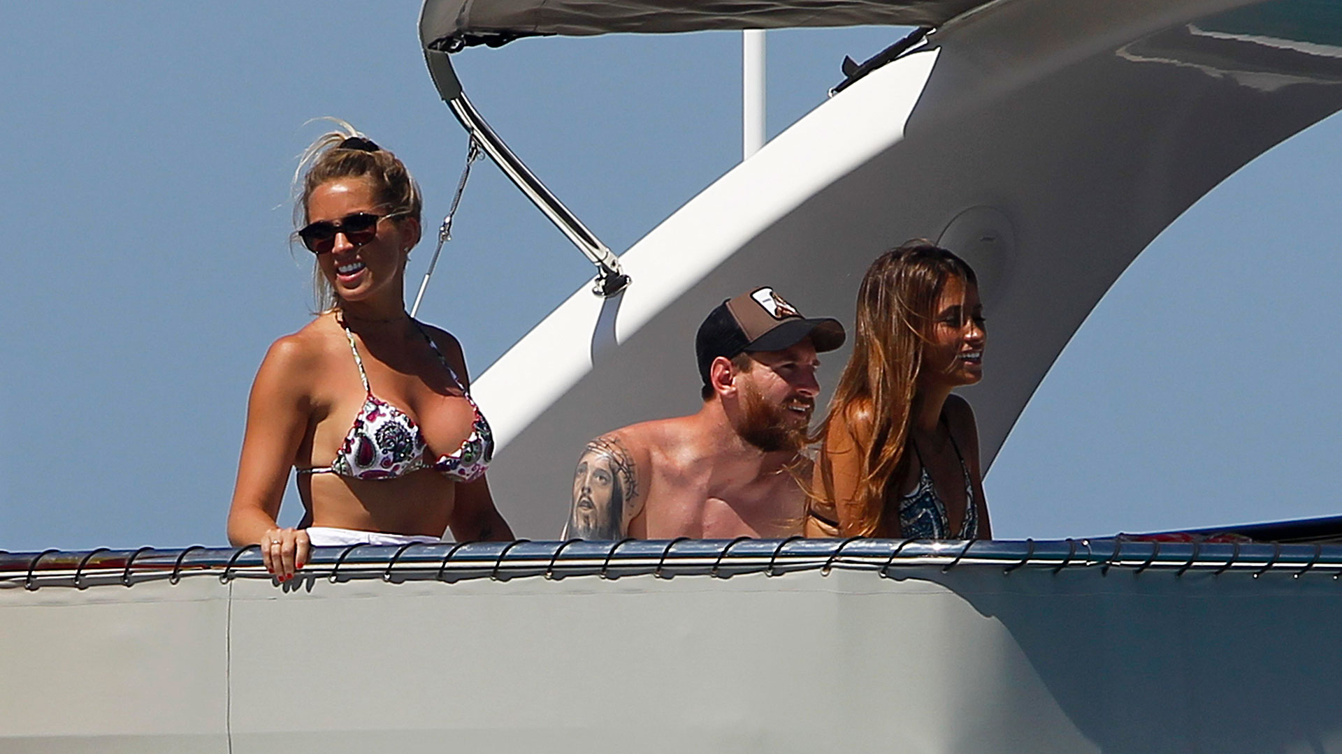 Junto a Sofía Balbi, mujer de Luis Suárez, disfrutando de unos días en Ibiza días antes de viajar a Rosario (Grosby)