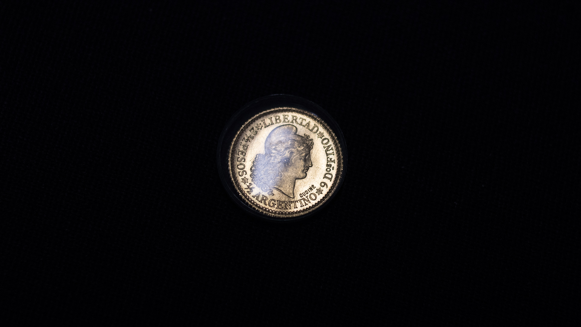 Este ensayo es una pieza de oro que fue acuñada en 1881 por el ingeniero Eduardo Castilla, director de la entonces recién inaugurada Casa de Moneda, en Defensa y México de la ciudad de Buenos Aires. De esta moneda, con la imagen del Escudo Nacional en el anverso y la Efigie de la Libertad diseñado por el grabador francés Eugéne Oudiné, se conocen sólo nueve piezas que se cree fueron obsequiadas a los ministros del gobierno de Julio Argentino Roca. (Adrián Escandar)