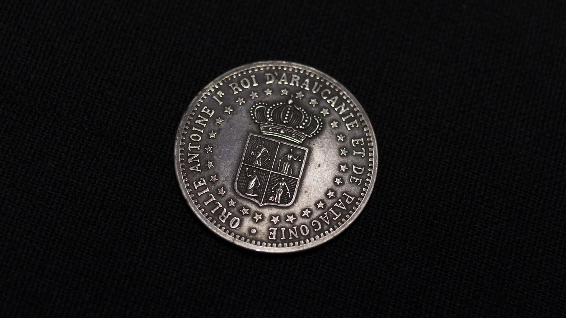 Moneda de pretensión, de plata, cuya acuñación fue ordenada por el aventurero francés Oréllie Antoine de Tounens, quien se había autoproclamado Rey de la Araucanía y Patagonia en 1874. (Adrián Escandar)