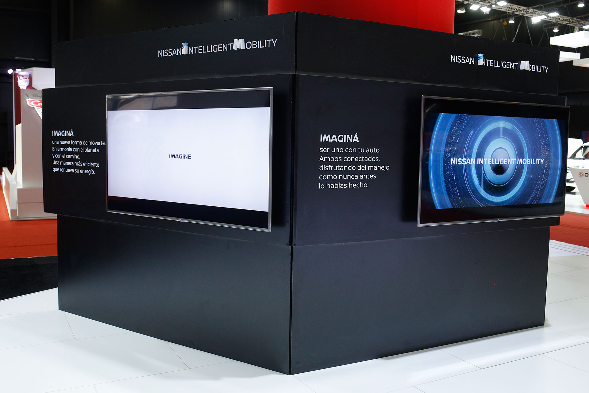 Nissan Intelligent Mobility. En Nissan, la Movilidad Inteligente abarca tres áreas principales de innovación que sirven de inspiración para impulsar, manejar e integrar los autos a la sociedad. Desde autos que te llevan hasta un lugar específico y se estacionan solos, hasta carriles que cargan un vehículo eléctrico