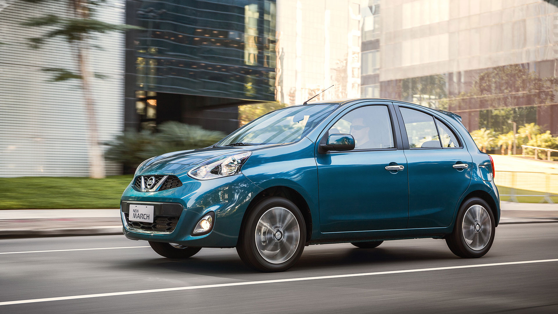 Nissan March, con nueva parrilla con detalles cromados, grupos ópticos tanto delanteros como traseros, nuevo juego de llantas de aleación liviana, manijas exteriores cromadas y spoiler trasero