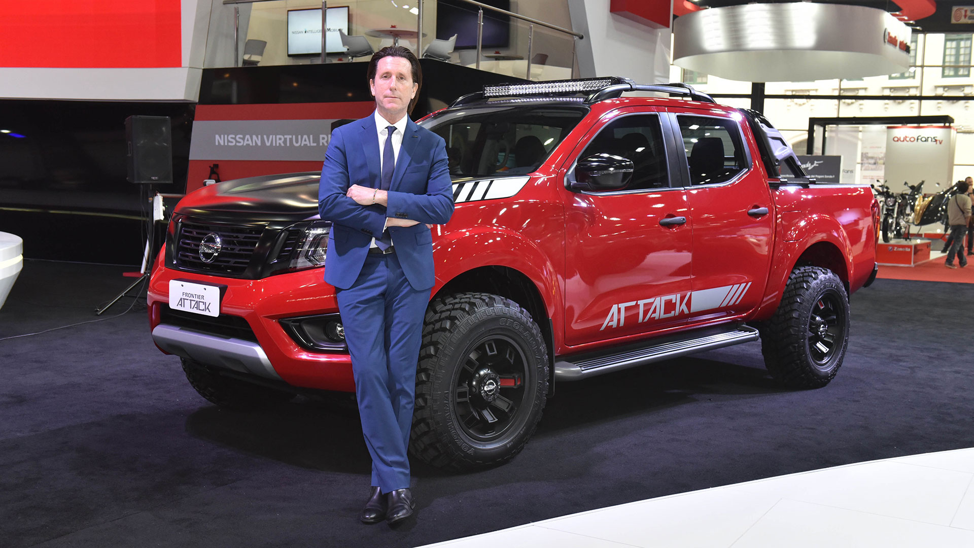 Alfonso Albaisa (Vicepresidente Senior de Diseño, Global) junto a la Nissan Frontier Attack