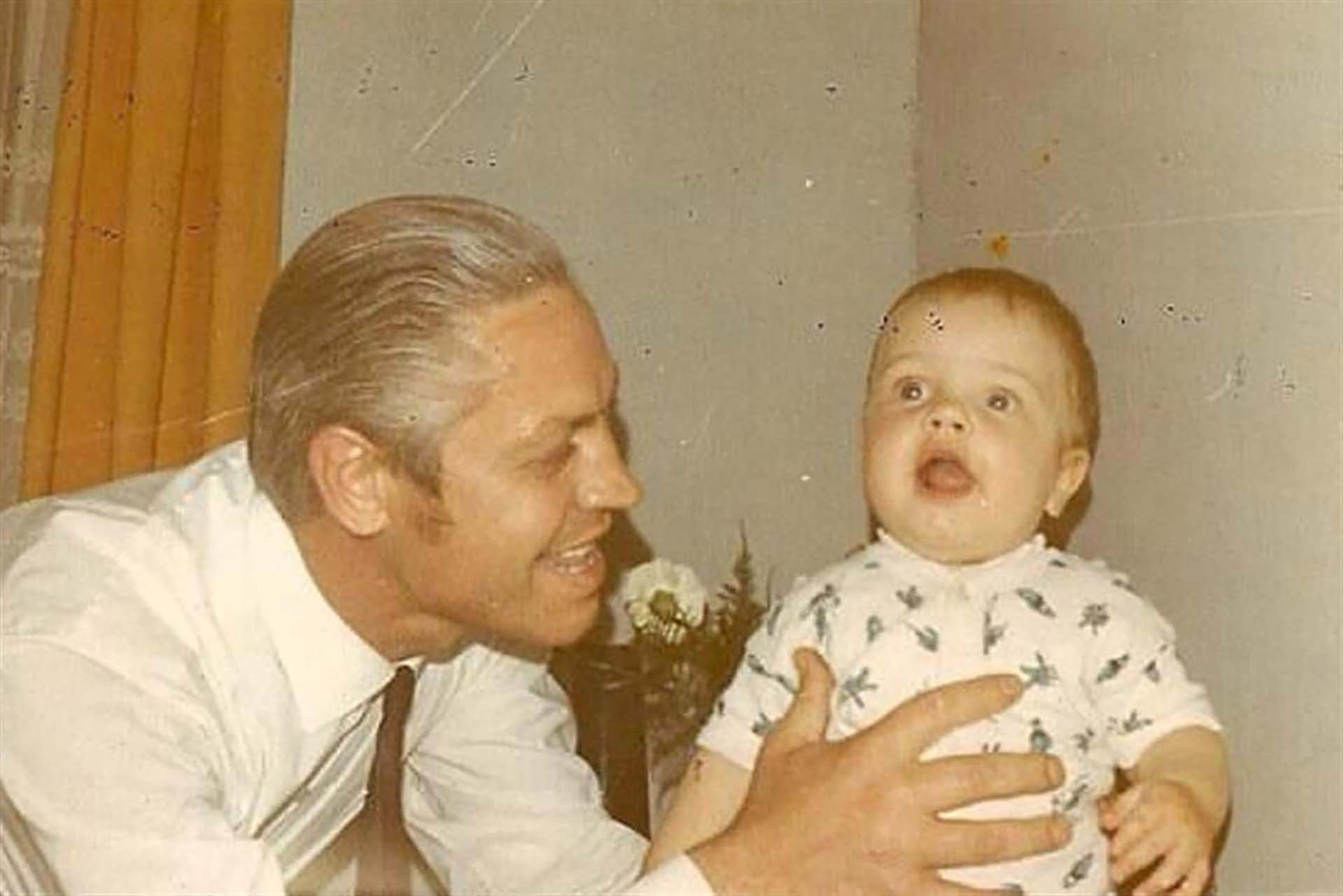 Alejandro Wiebe, tal es su verdadero nombre, junto a su padre