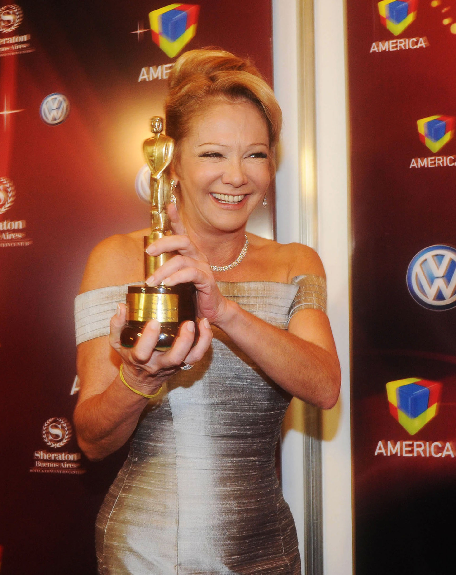 Soledad Silveyra luciendo un vestido plateado off shoulders al cuerpo y delicadas joyas, collar y aros de brillantes en 2009 (NA)