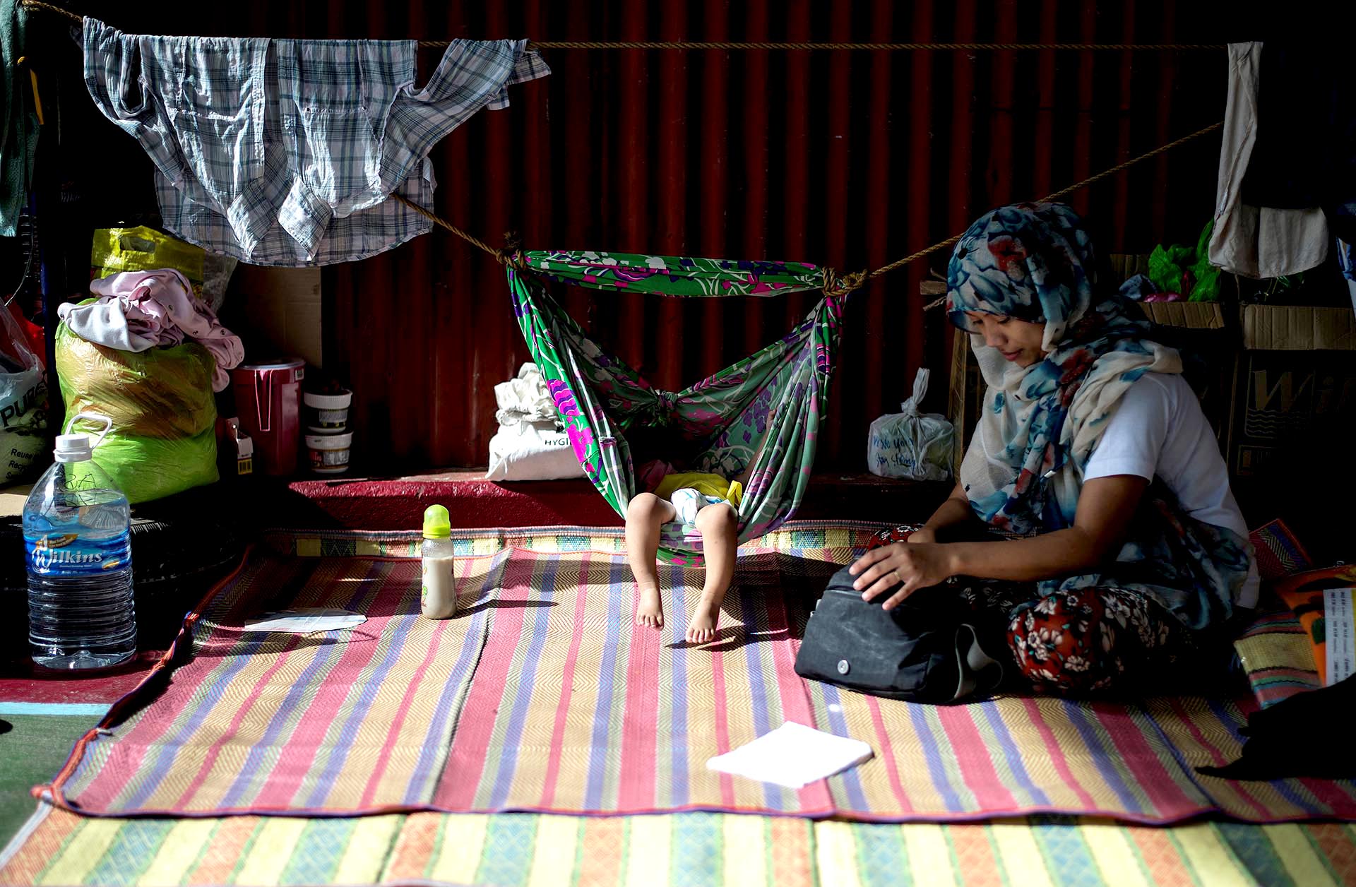 Esta foto muestra a una madre con su bebé en una hamaca en un centro de refugiados en Iligan, en la isla filipina de Mindanao