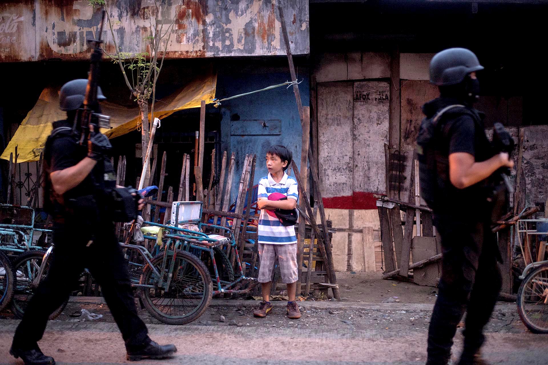 Miembros del equipo SWAT de Filipinas patrullan un barrio de la ciudad de Iligan donde viven temporalmente los evacuados de la ciudad de Marawi