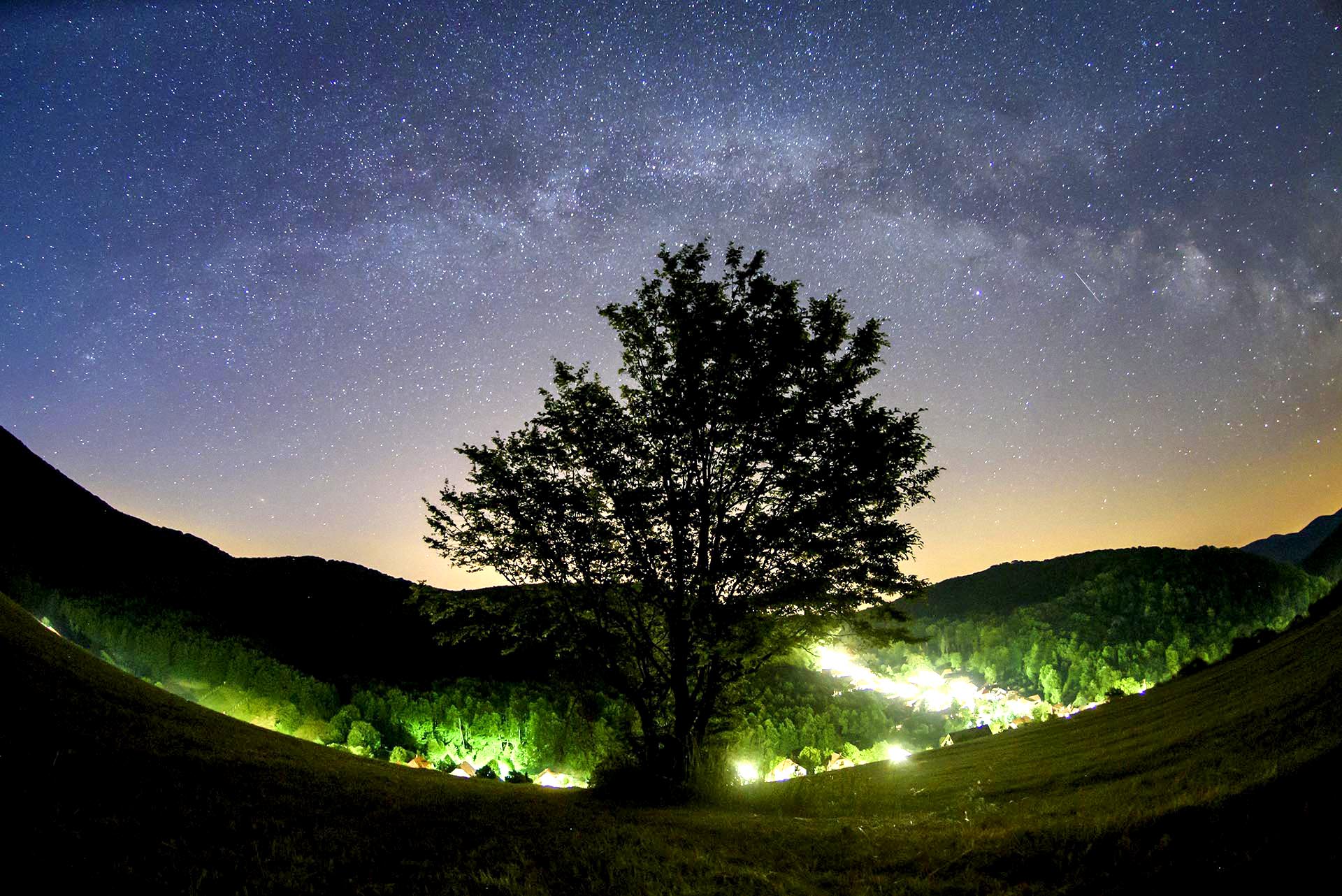 El cielo estrellado en una noche de verano en Repashuta, unos 170 kms al noreste de Budapest, Hungría