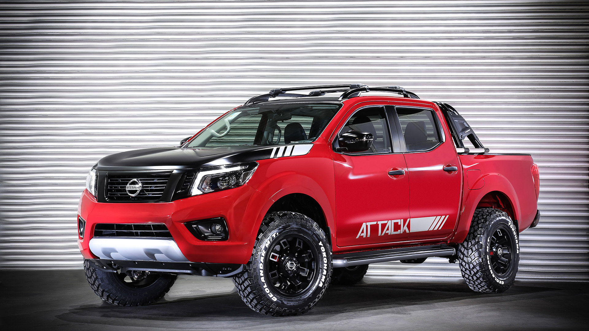 Nissan Frontier Attack enfrenta la rudeza del camino off-road con potencia, pero también con inteligencia. La vida a bordo ha mejorado gracias a la tecnología. Con solo girar una perilla, se puede activar la tracción en las 4 ruedas, permitiendo el cambio de tracción en movimiento