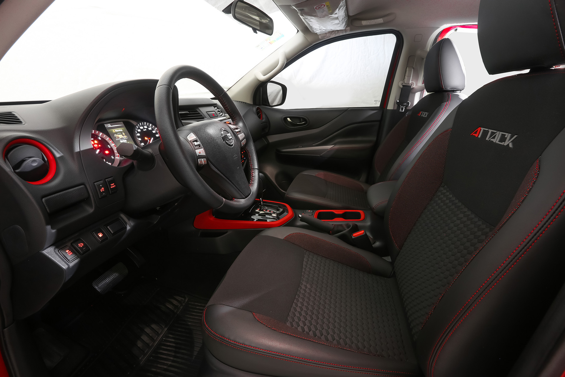 Nissan Frontier Attack cuenta con un nuevo sistema de Infoteitment llamado Nissan Multi-App que incluye un navegador GPS con pantalla táctil de 6.2’’ última generación, aplicaciones (como Waze y Spotify), Bluetooth, navegación y streaming de música. Todo esto forma parte de la estrategia de Nissan Intelligent Drive en el marco de la promesa de Nissan Intelligent Mobility