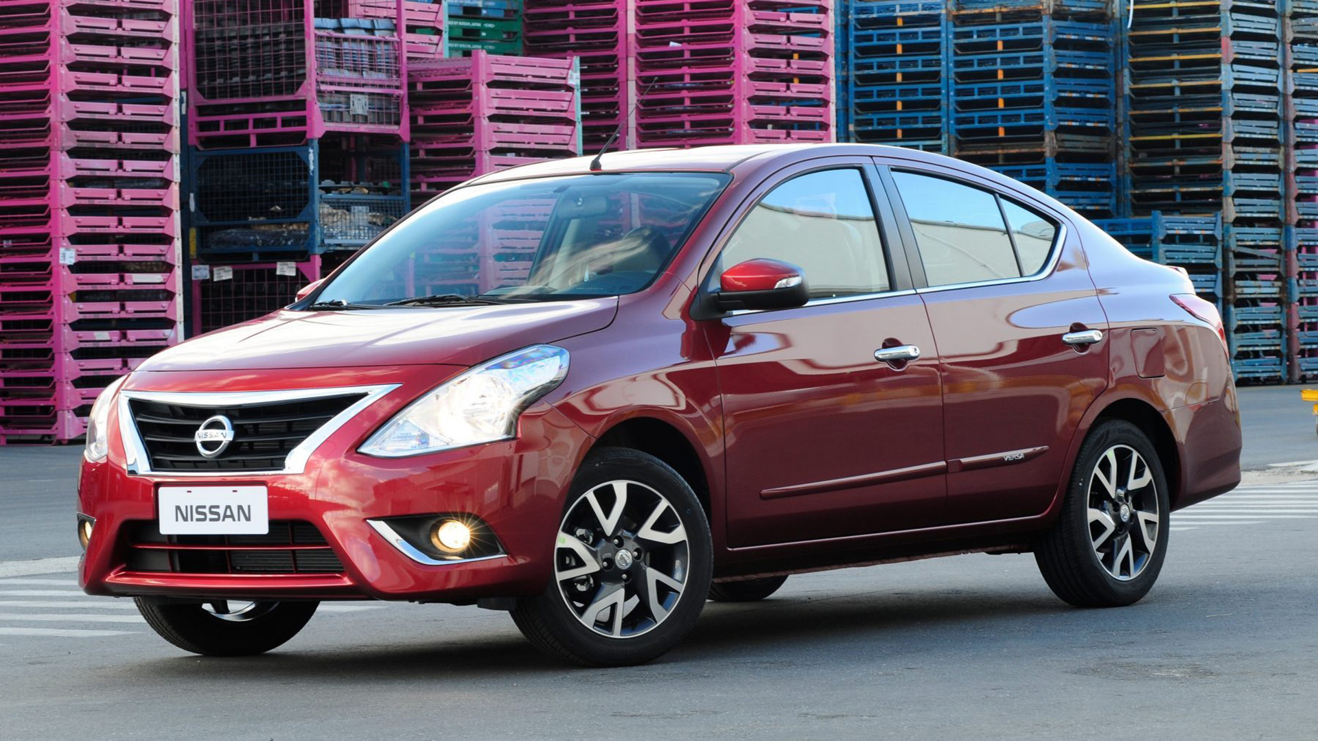 Versa es un auto espacioso y cómodo que a su vez tiene una eficiencia de combustible sorprendente. Eso se logró gracias a la aerodinámica exterior que se desliza a través del viento y el avanzado motor de 1.6 litros y 4 cilindros que maximiza la eficiencia y el rendimiento. Todo forma parte del compromiso de Nissan con crear un medio de transporte ecológico