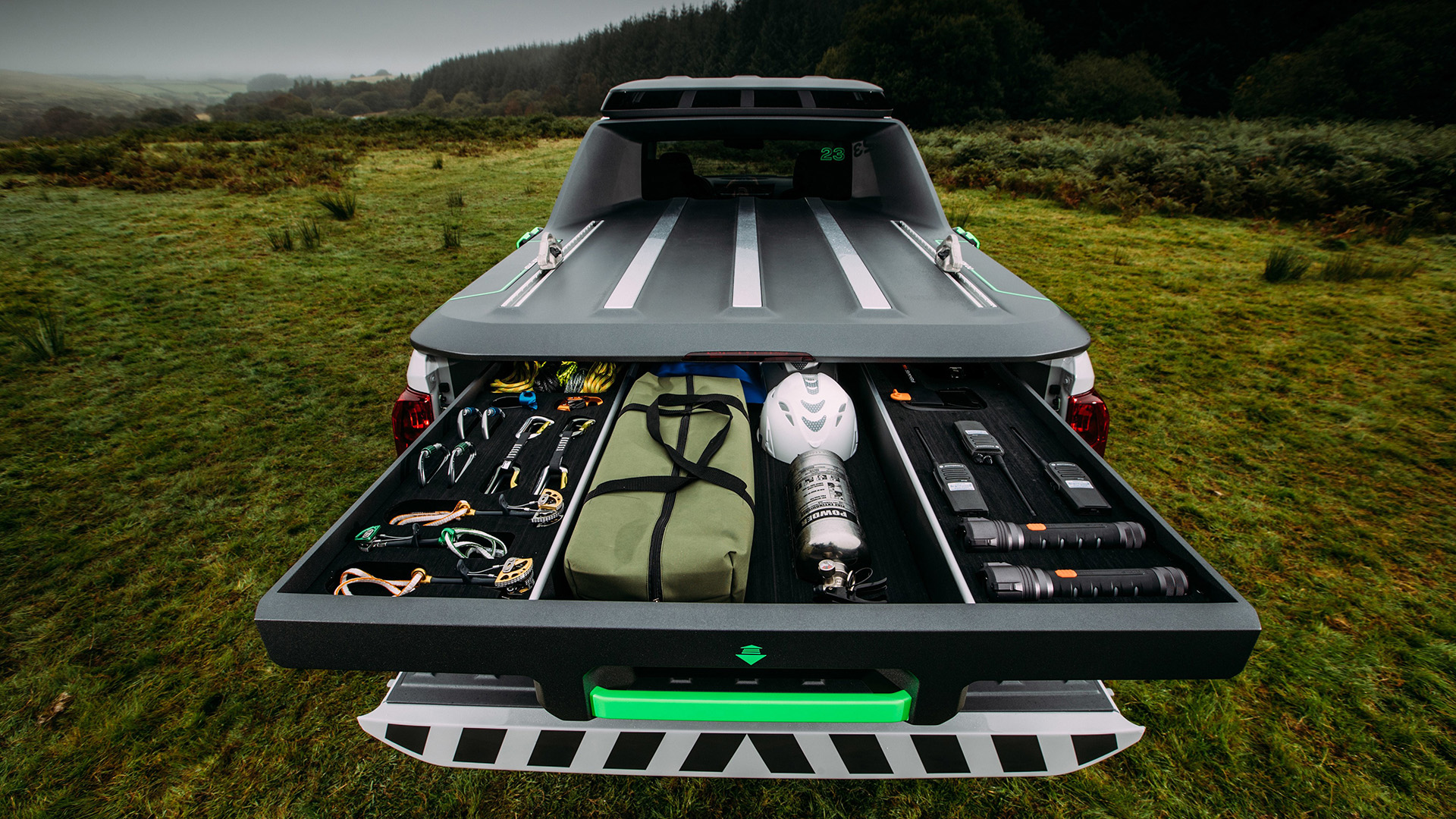Nissan EnGuard Concept incluye muchos elementos de diseño y actualizaciones del rendimiento, ya que cuenta con equipamiento vital para tareas de emergencia y rescate en caso de desastres, incluyendo un dron avanzado que recolecta información vital sobre los peligros a los que se podría enfrentar el personal de rescate