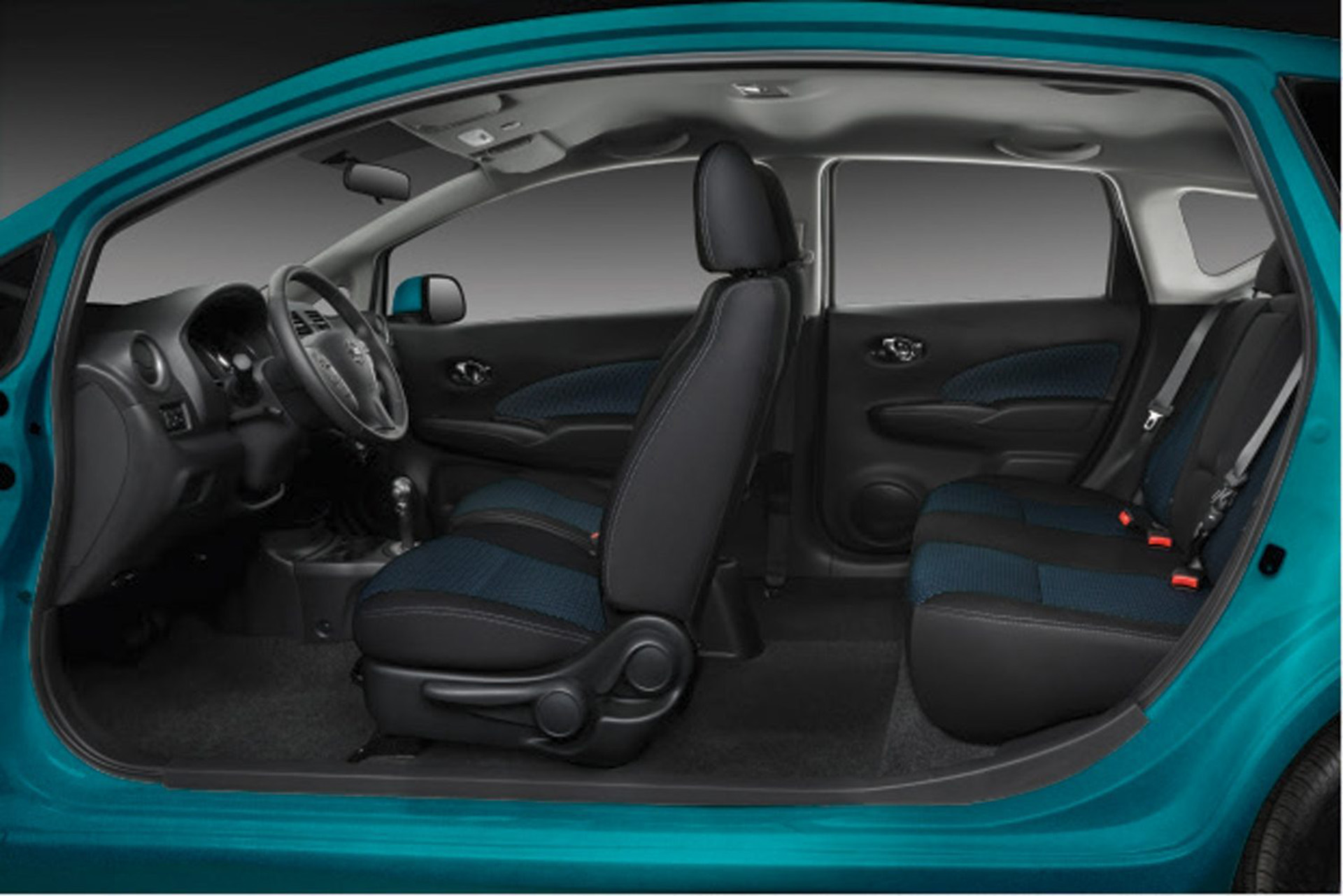 Forma y funcionalidad se unen en el interior del Nissan Note. Un diseño sorprendentemente espacioso y práctico que permite disfrutar del viaje con pasajeros en plena comodidad