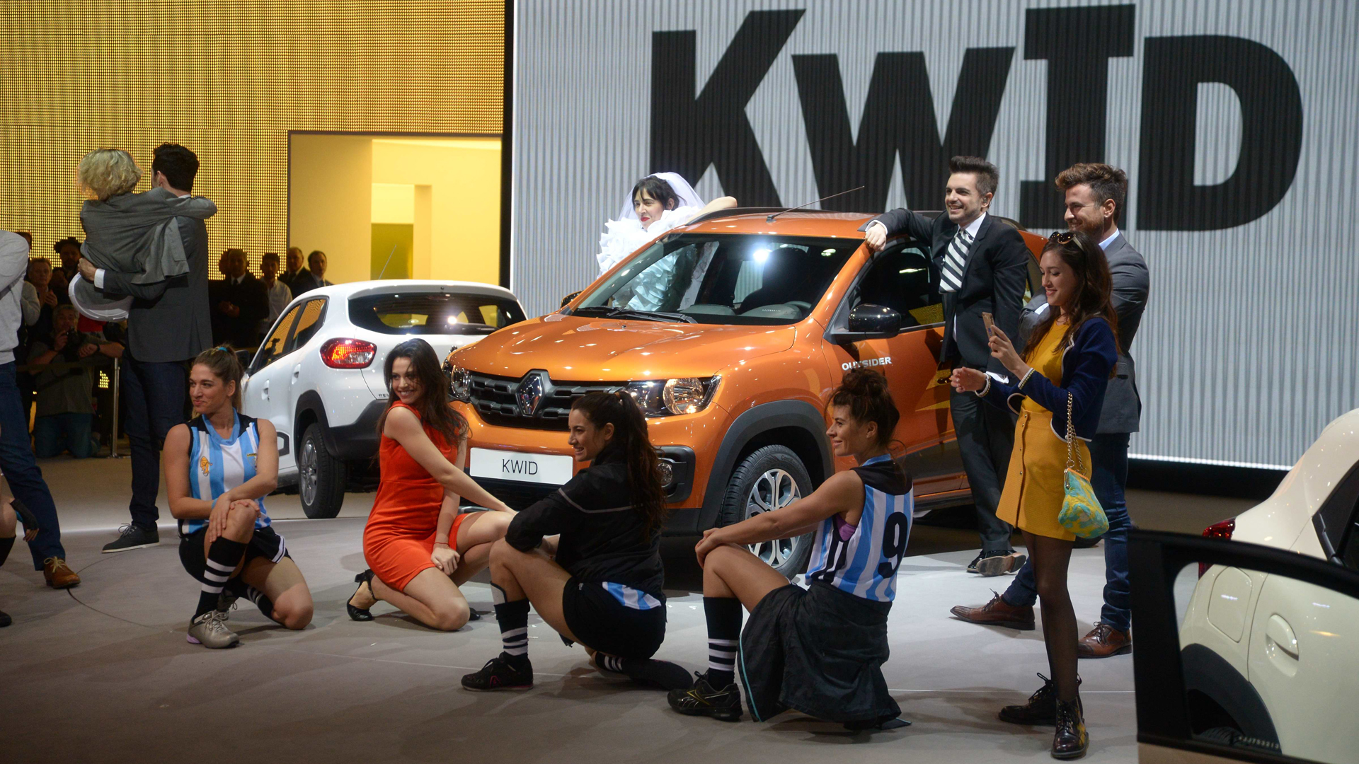 La presentación del Kwid en el Salón de Buenos Aires estuvo acompañada de un show repleto de famosos (Enrique Abatte)