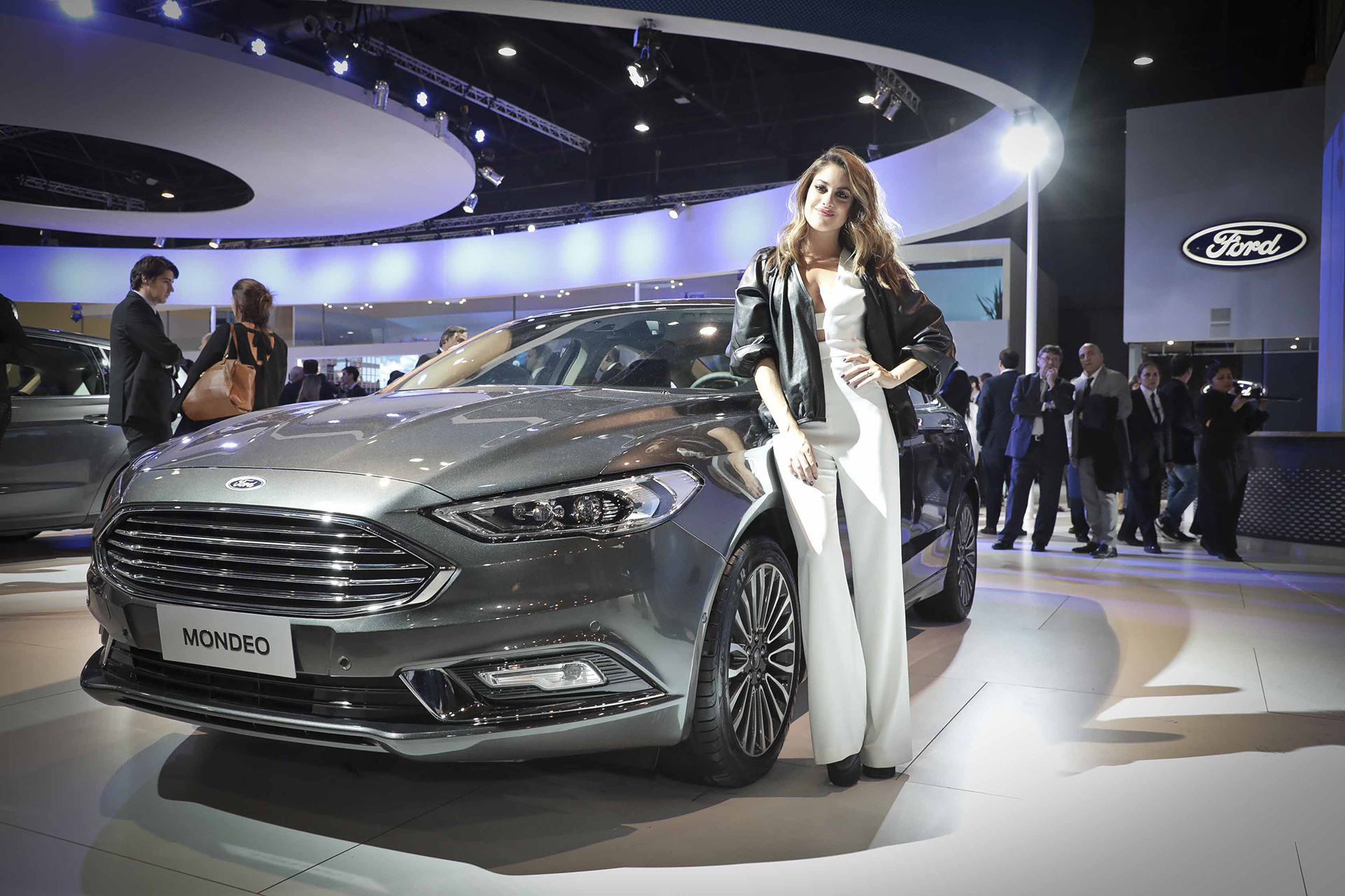 La periodista y conductora Agustina Casanova con el Nuevo Mondeo