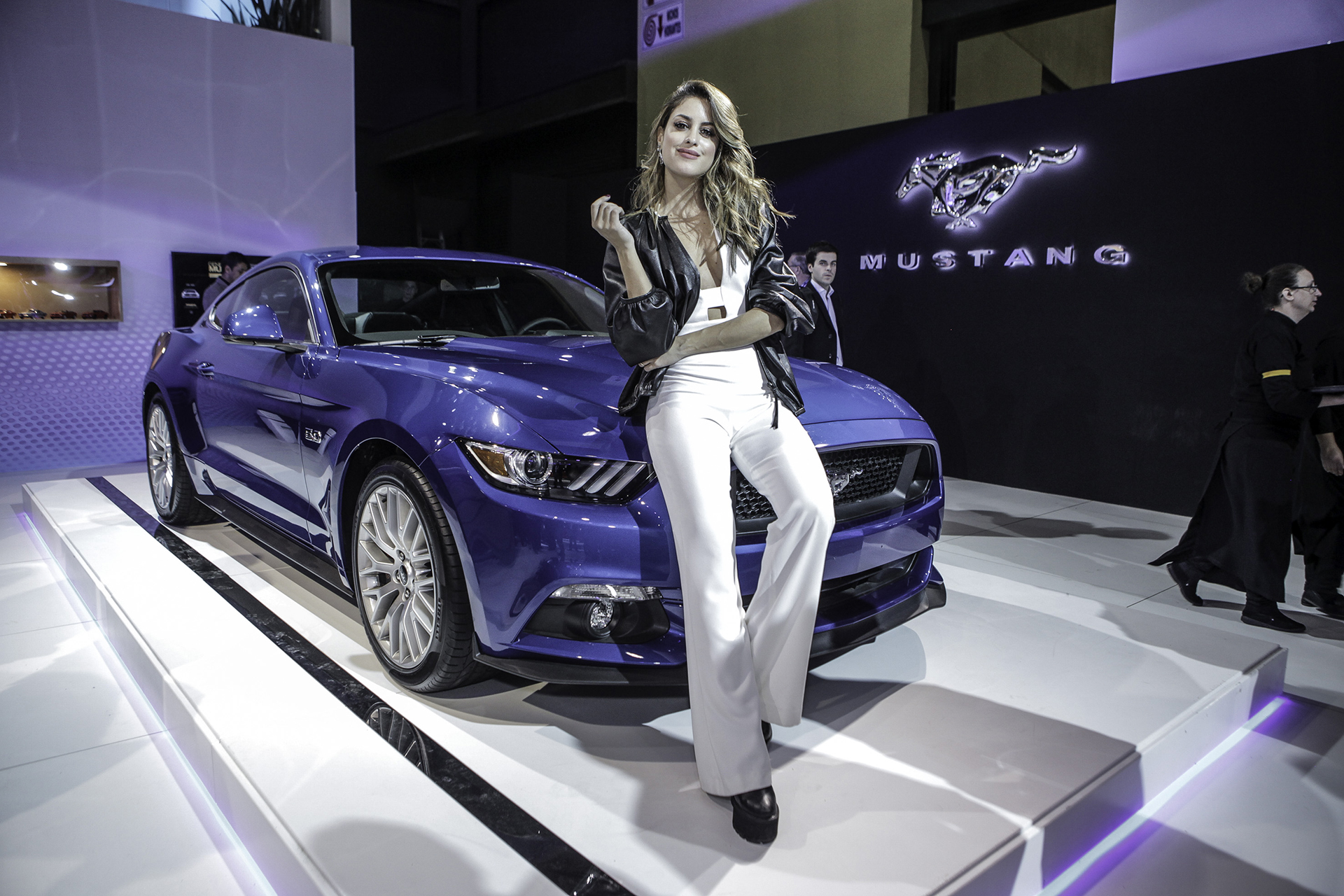 Agustina Casanova junto al Mustang