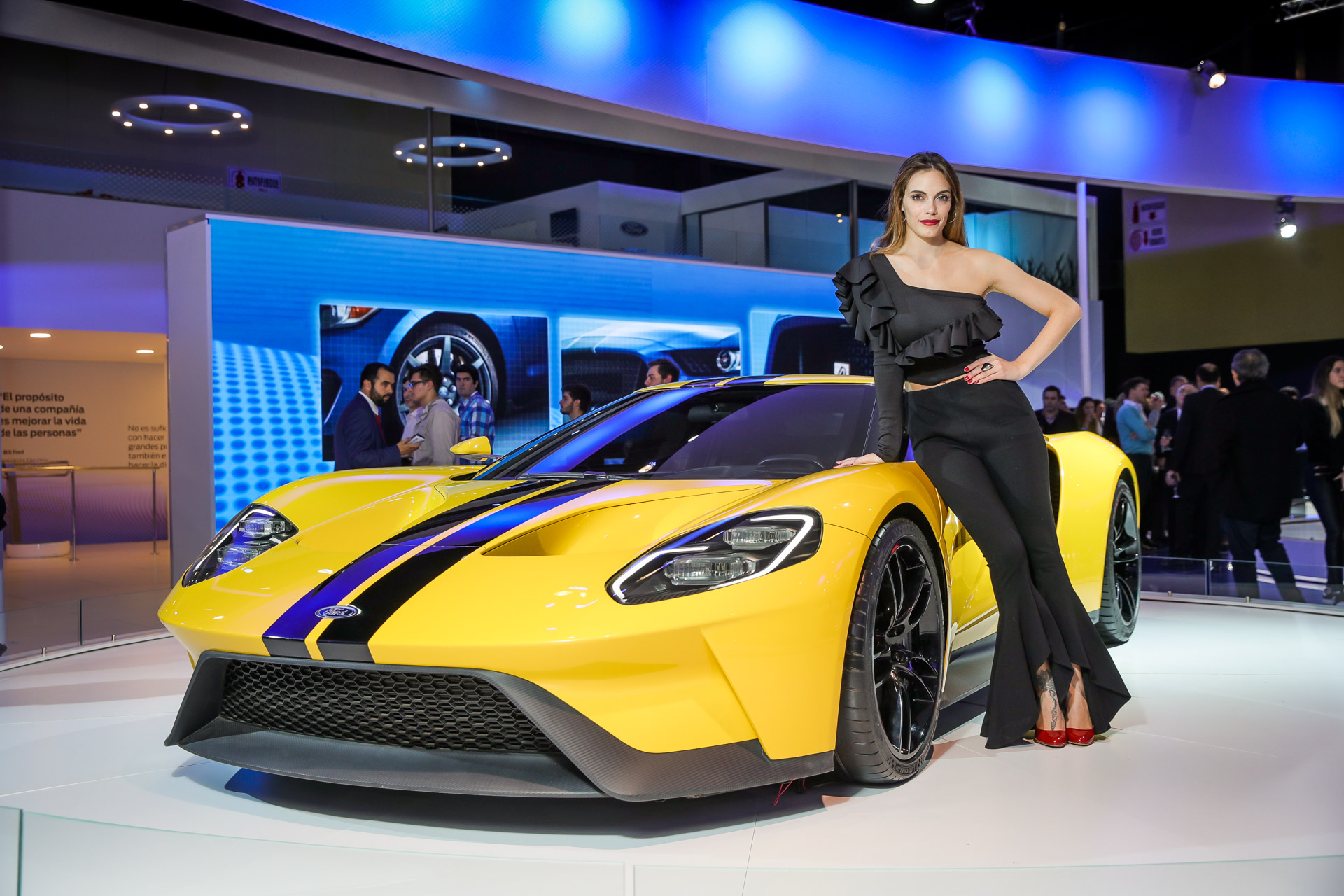 Emilia Attias fue otra de las actrices que posó junto al Ford GT