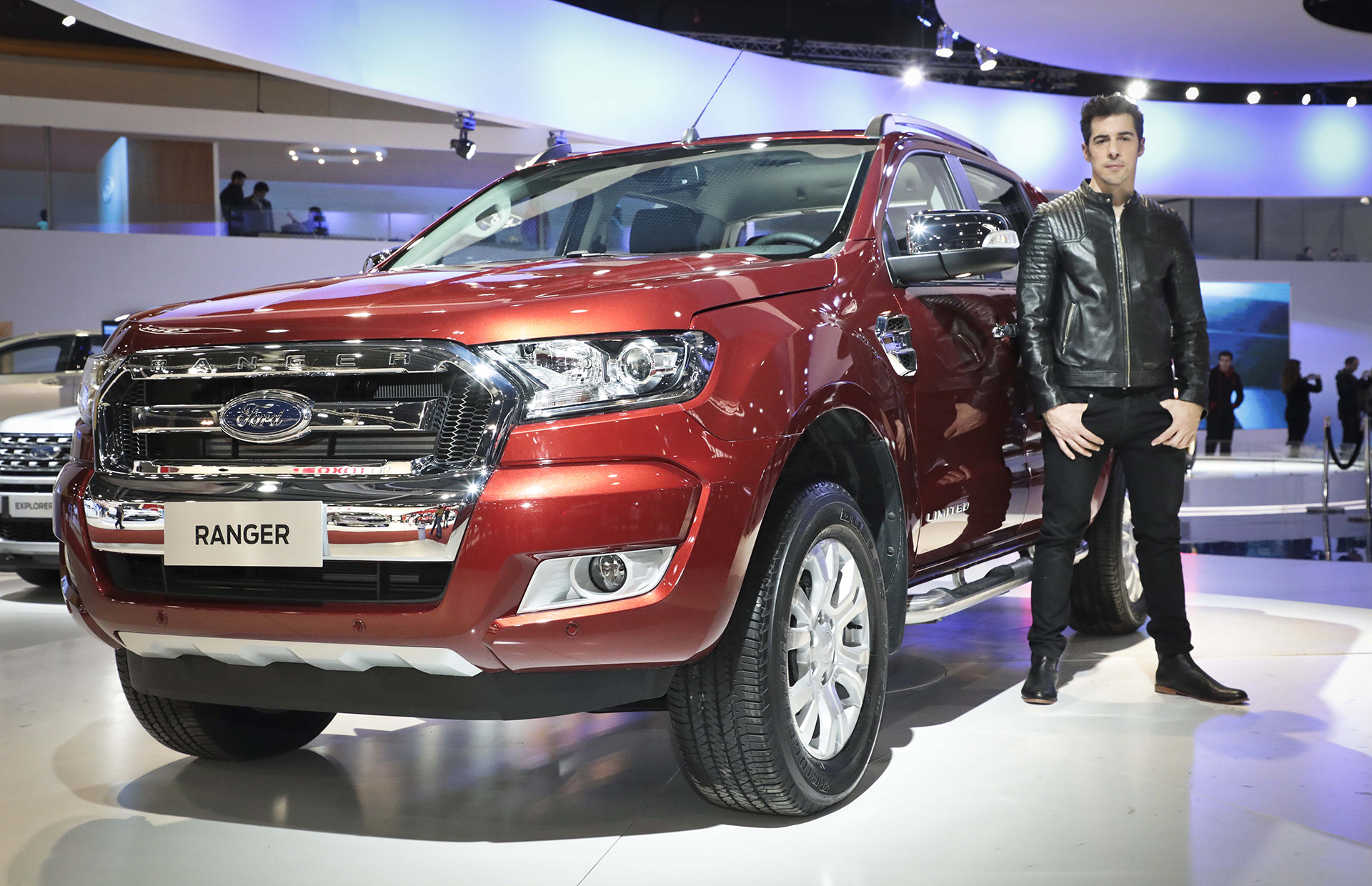 El actor Esteban Lamothe se detuvo ante la Ford Ranger