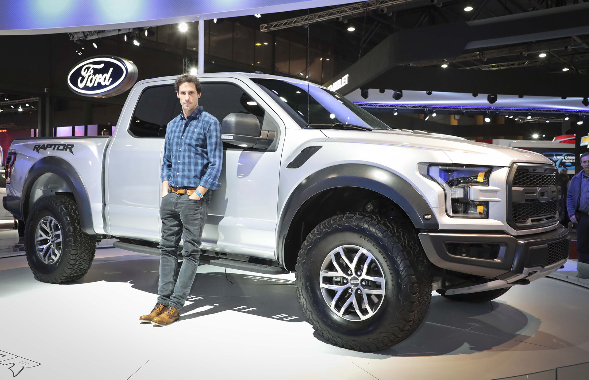 El actor chileno Gonzalo Valenzuela junto a la F-150 Raptor