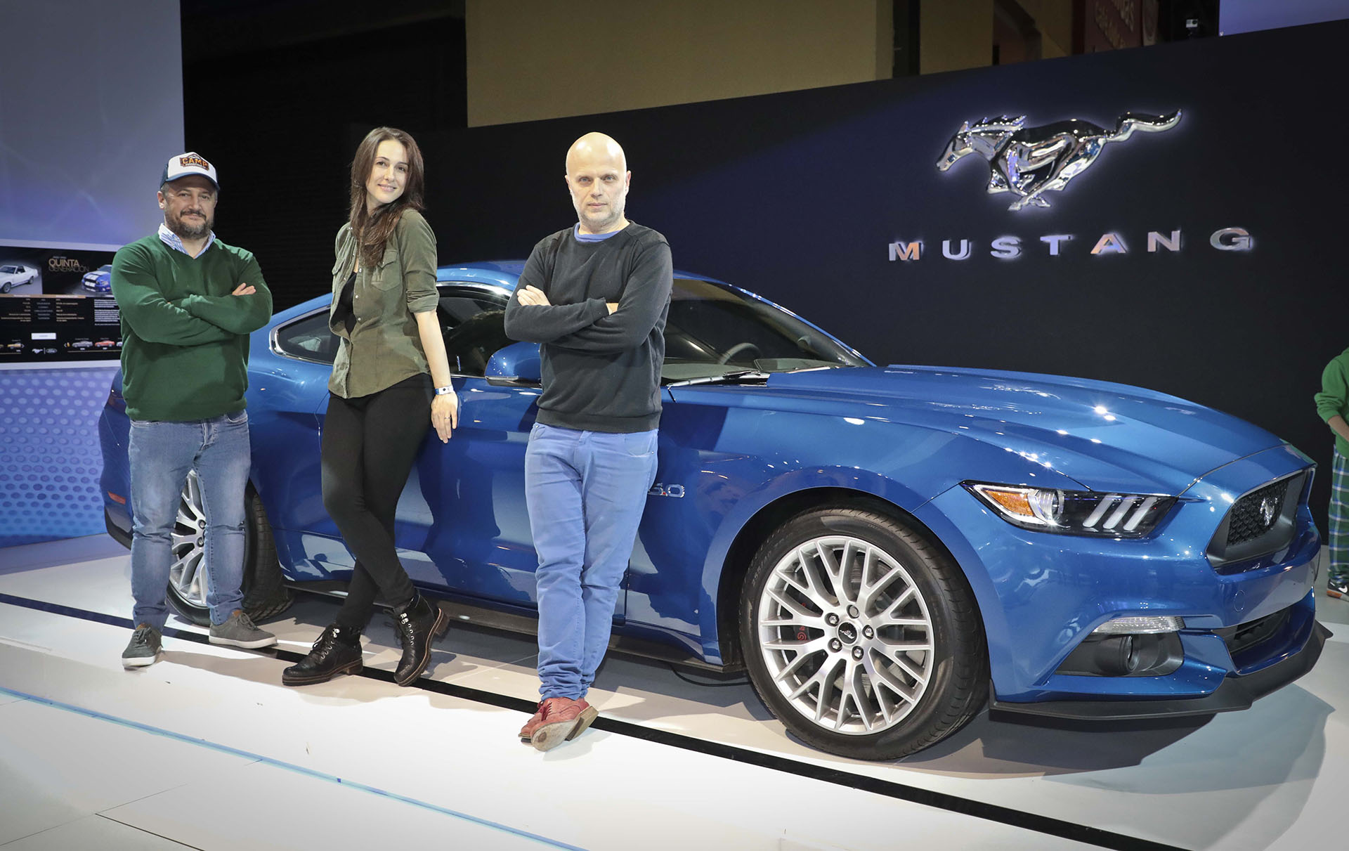Los integrantes de Metro y Medio posaron junto al Mustang