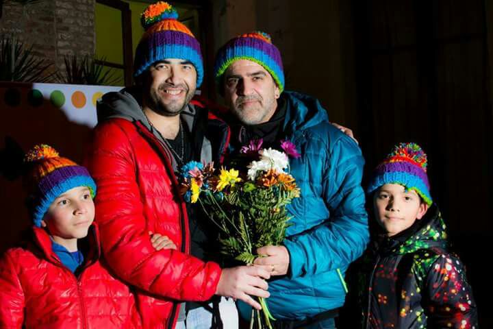 El matrimonio junto a sus dos primeros hijos. A la izquierda David, a la derecha el más chiquito, Batista.