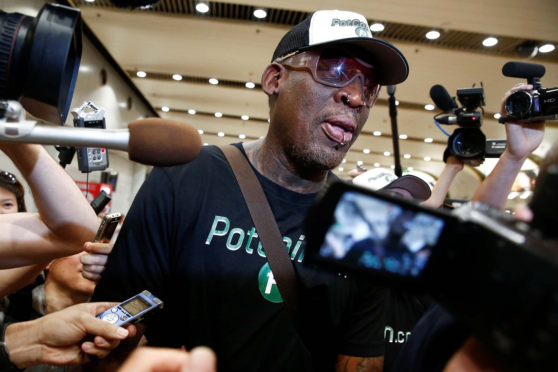 El ex NBA Dennis Rodman es rodeado por la prensa en el aeropuerto de Pekín, China, tras su visita a Corea del Norte