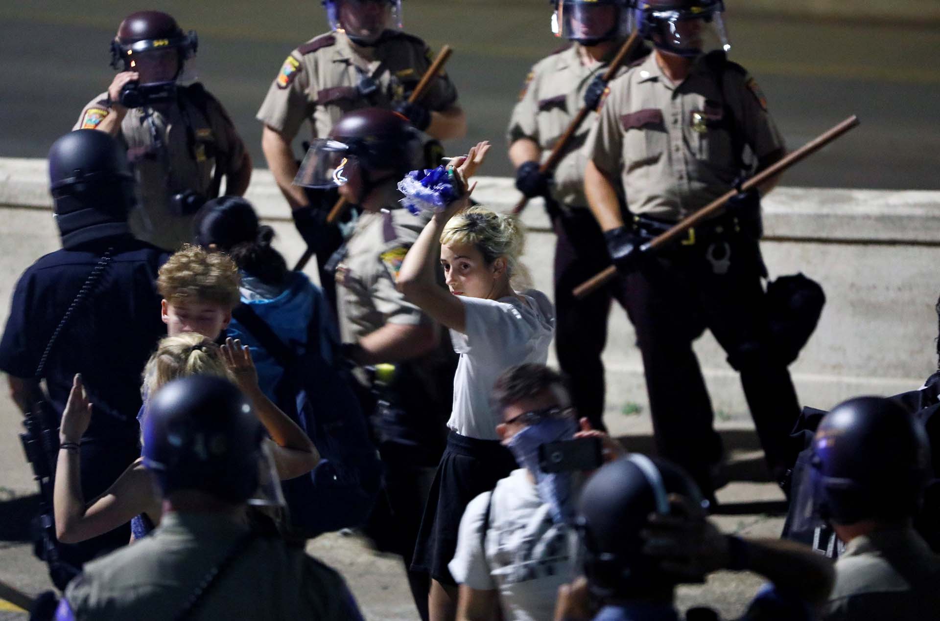 Un manifestante levanta las manos después de ser contenido por la policía durante una marcha después de que un jurado encontrar al oficial Jerónimo Yánez no culpable de homicidio en segundo grado en la muerte de Philando Castile en St. Paul, Minnesota