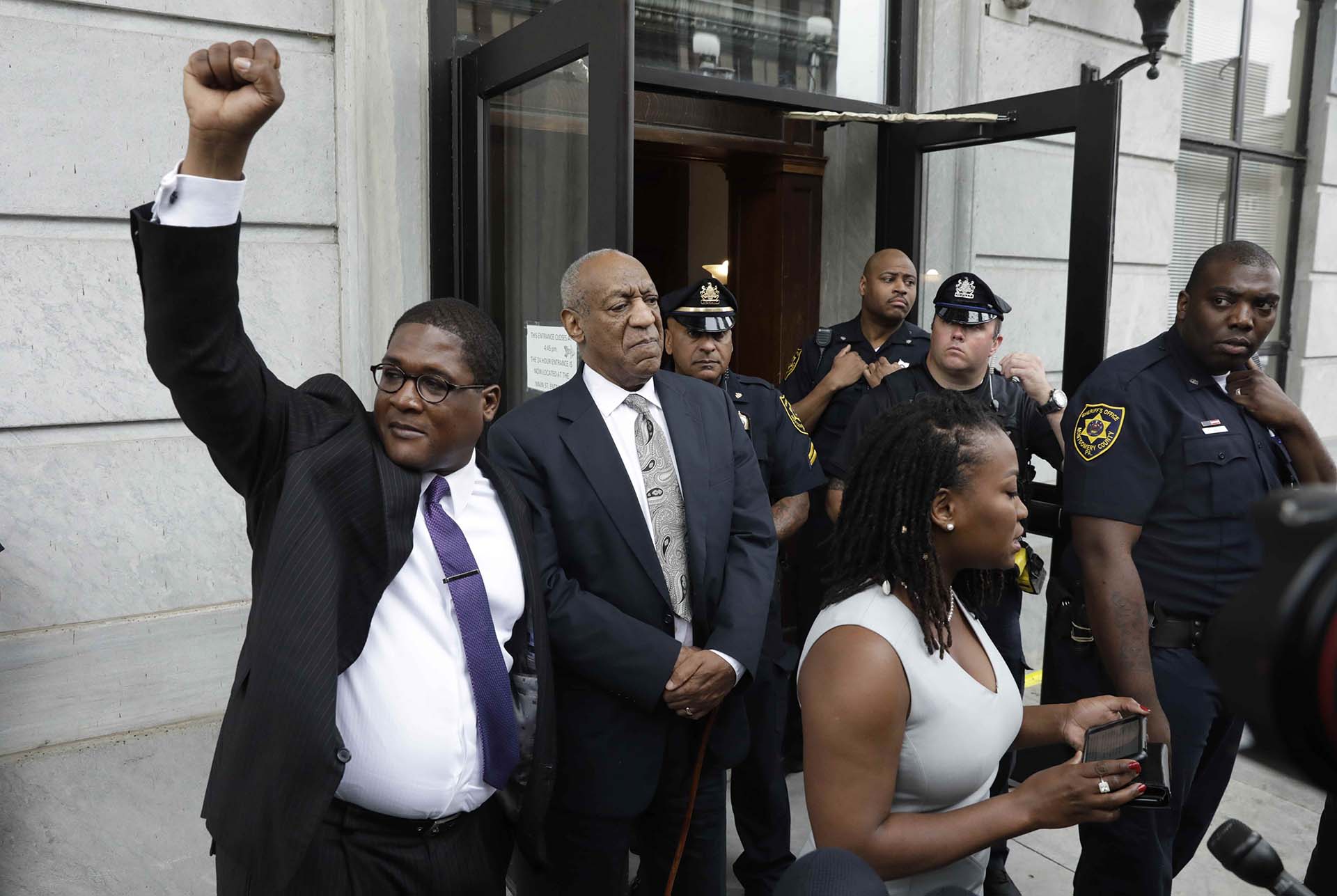 Bill Cosby sale del tribunal del condado de Montgomery con su publicista Andrew Wyatt después de que el juicio por agresión sexual fuera anulado porque el jurado no logró alcanzar un veredicto