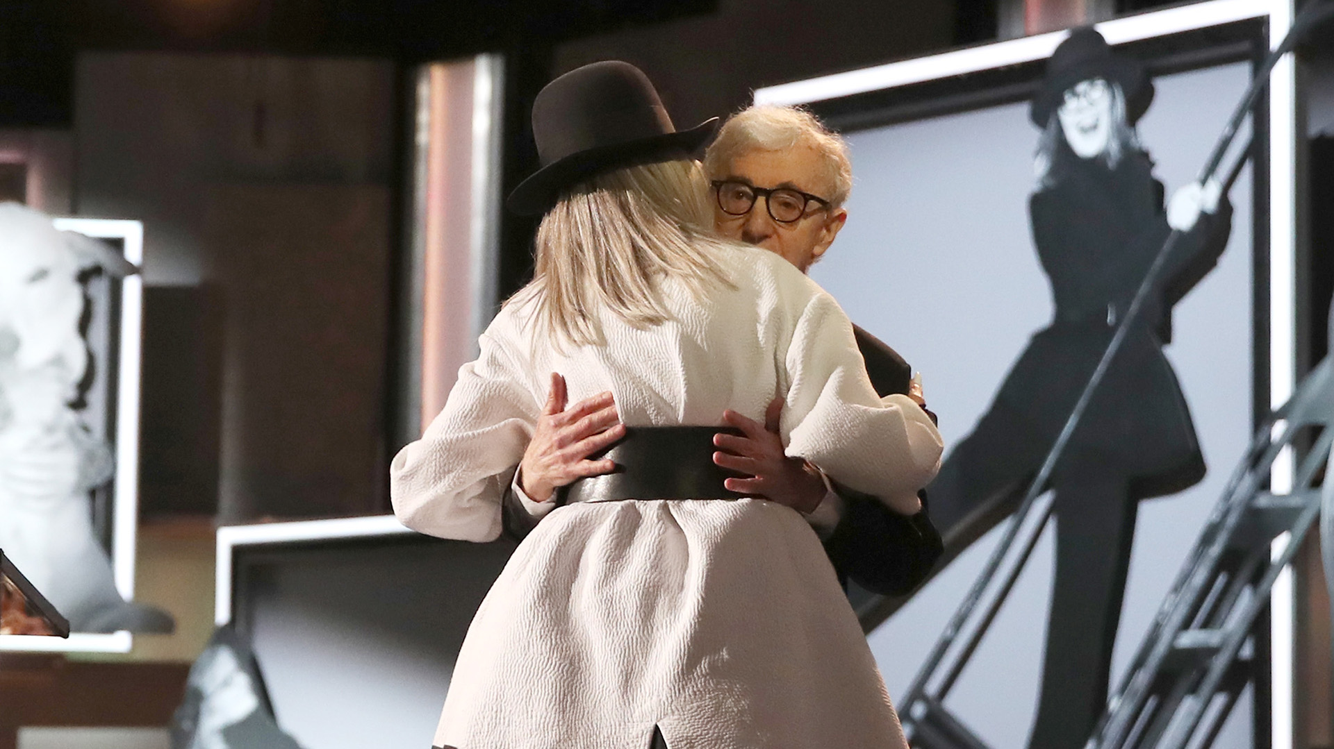 La gran sorpresa de la noche fue la presencia sobre el escenario de Woody Allen, que viajó especialmente para la gala en Hollywood