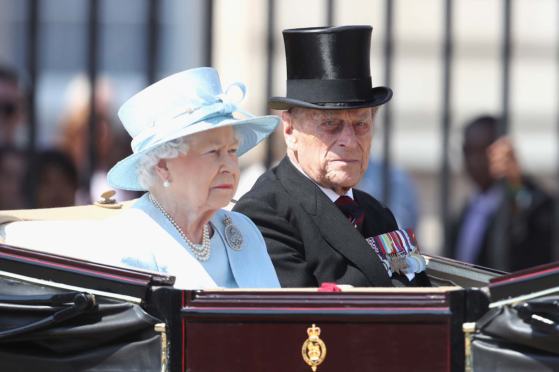La paseo en carruaje de la reina Isabel junto a su marido Felipe, duque de Edimburgo