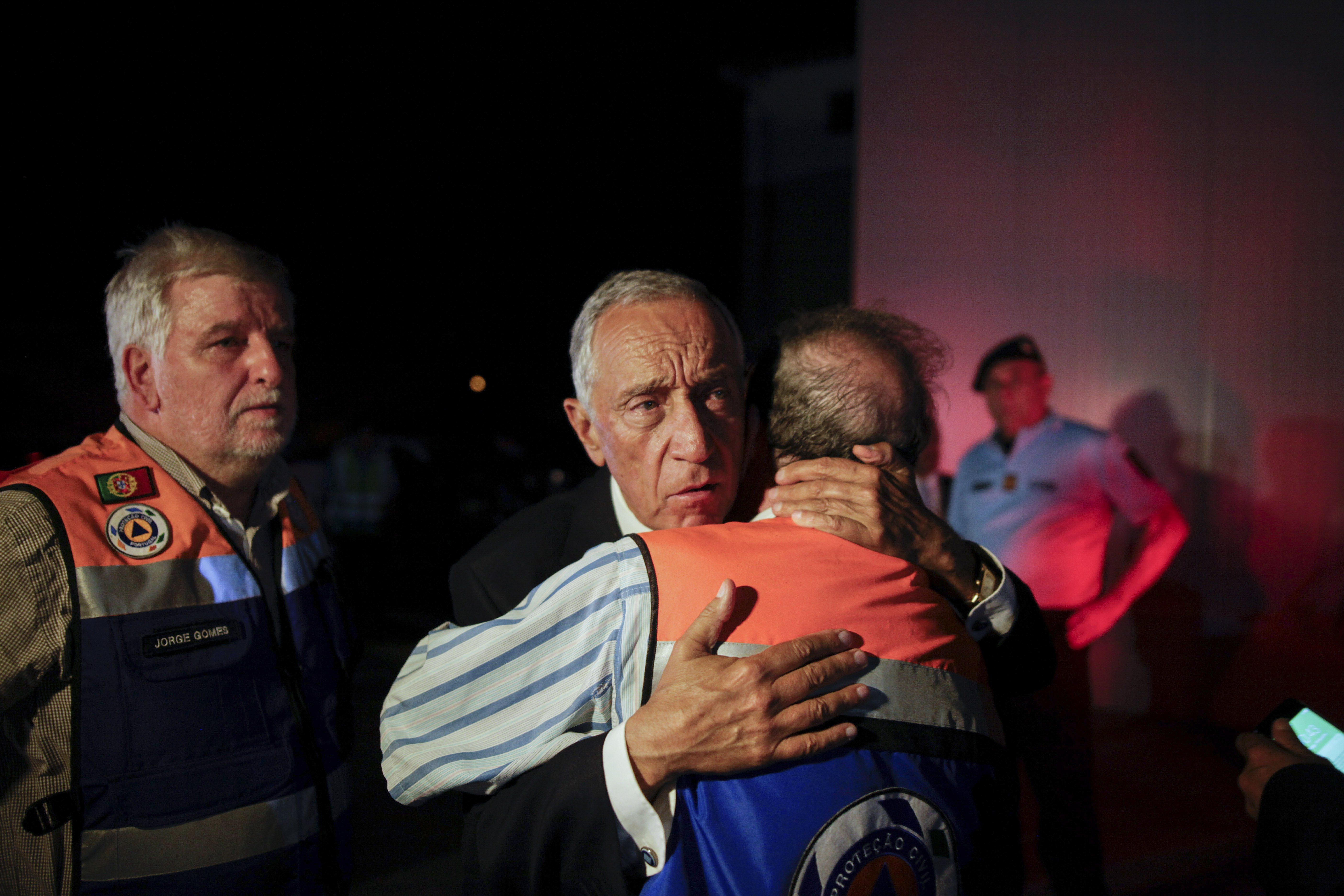 El presidente de Portugal Marcelo Rebelo de Sousa visitó el lugar de la tragegia. (EFE/EPA/PAULO CUNHA)