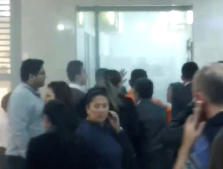 Instantes después de que explotara la bomba en el centro comercial. (REUTERS)