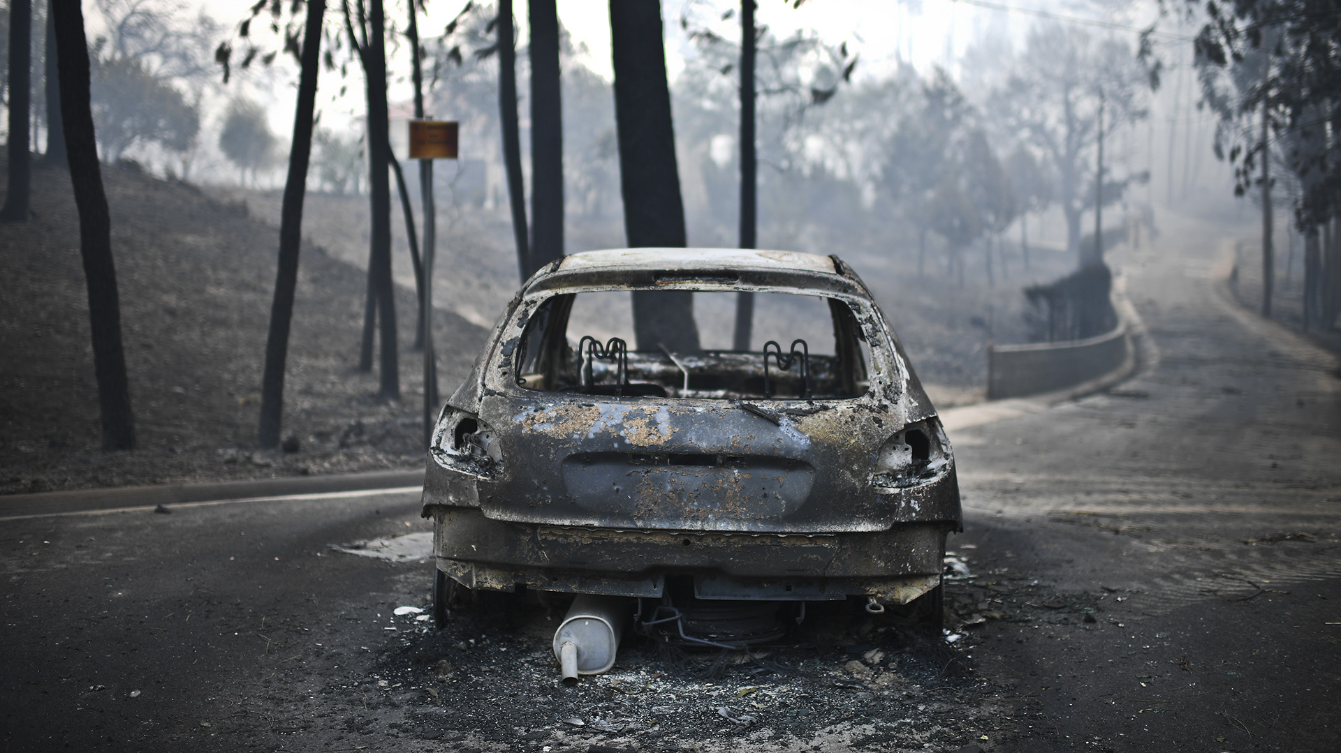 Un auto calcinado luego del incendio (AFP)