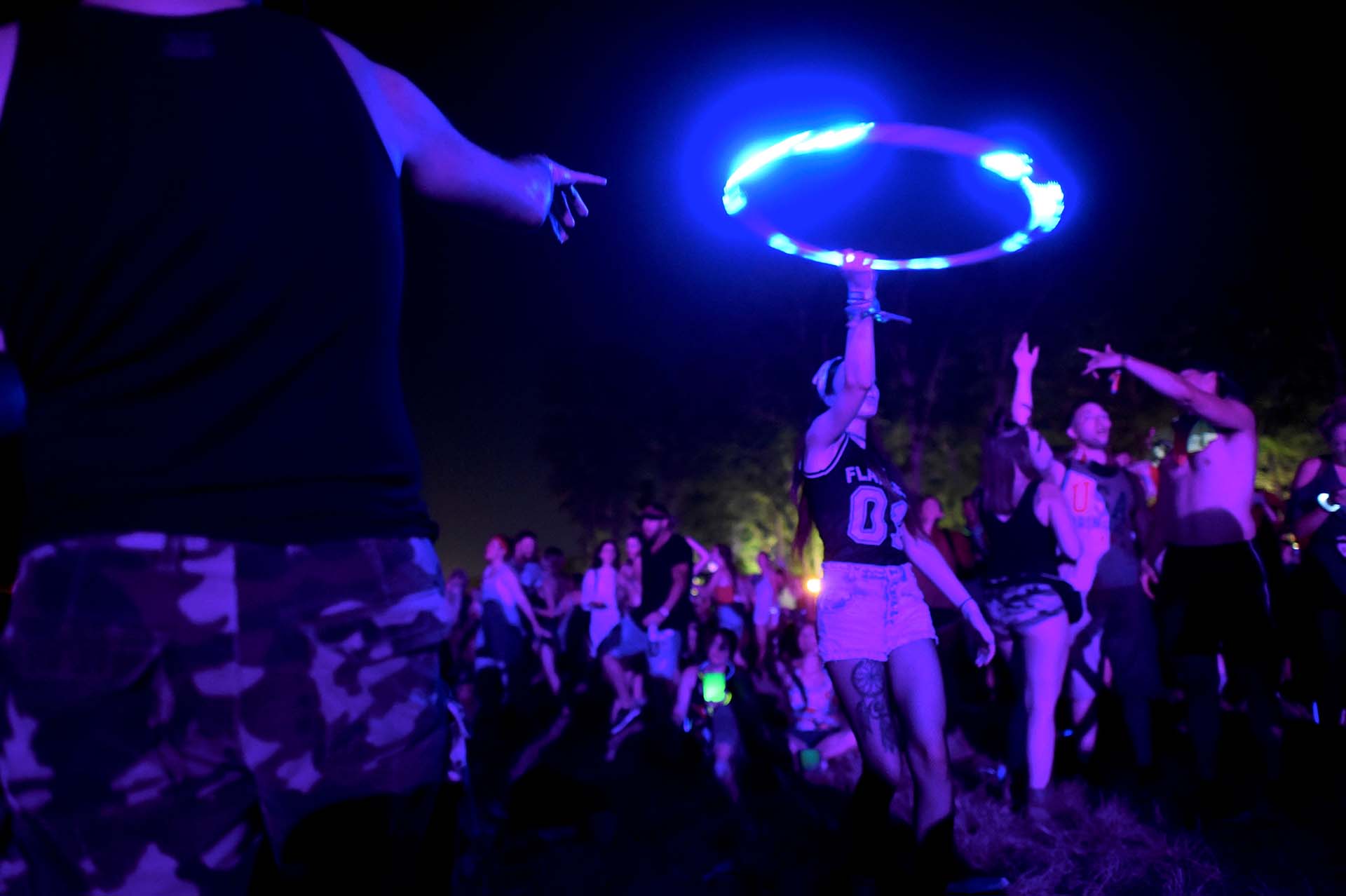 Fanáticos bailan durante el recital de The Weeknd’s en el festival de música Firefly en Dover, Delaware (REUTERS)