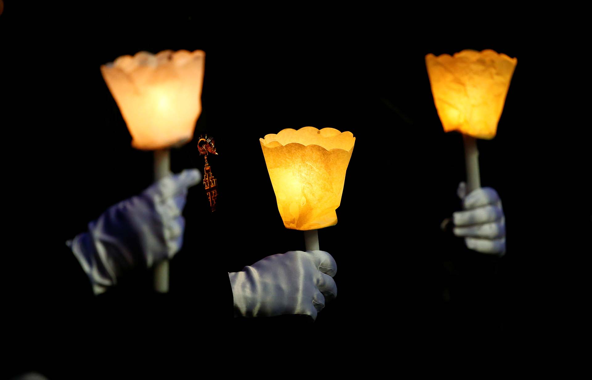 Pelegrinos sostienen velas durante la procesión Corpus Doini, encabezada por el papa Francisco en la basílica Santa Maria Maggiore en Rome (REUTERS)