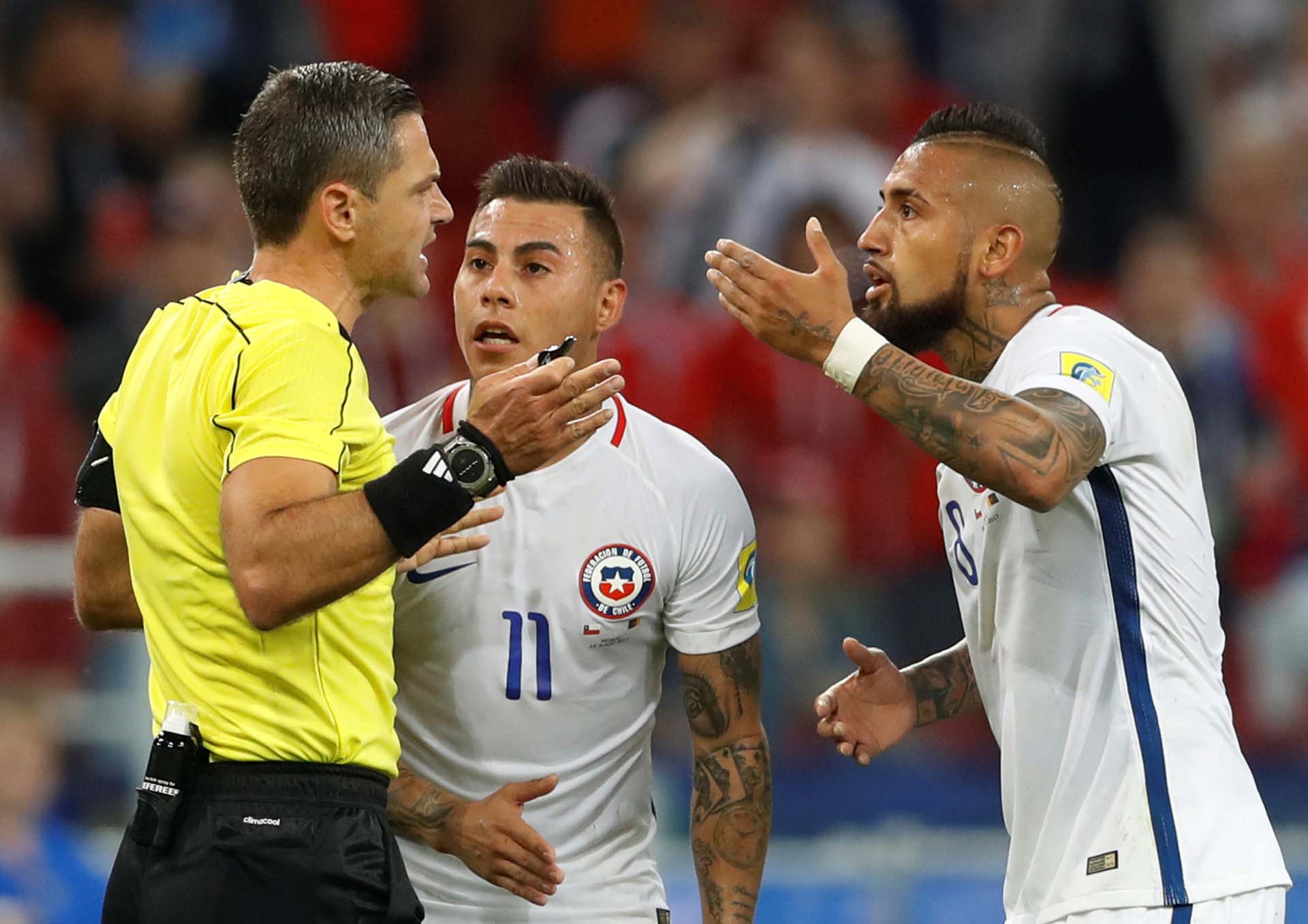 Polémica por la aplicación de la tecnología en el partido entre Chile y Camerún en la Copa Confederaciones (REUTERS)