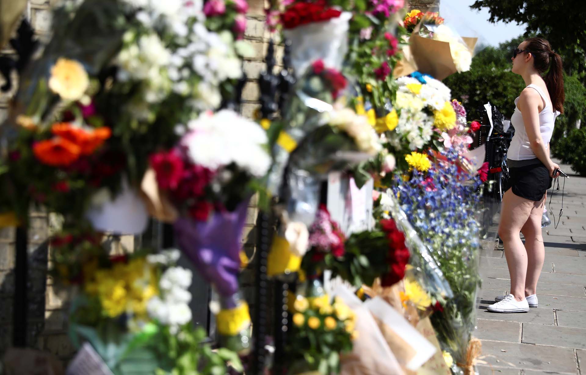 Los británicos rindieron tributo a las víctimas del incendio en la torre Grenfell en Londres (REUTERS)