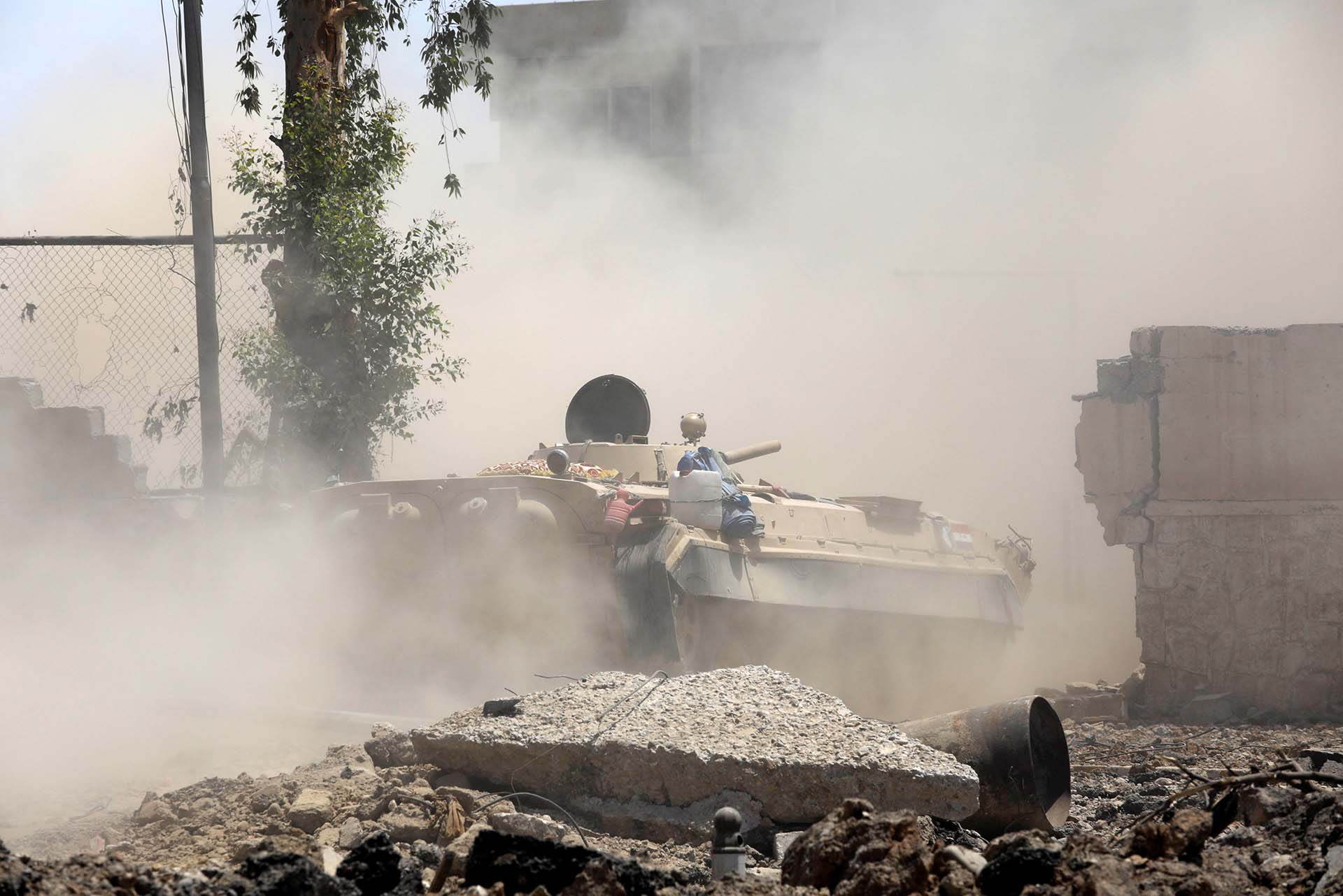 Un tanque iraquí avanza en las calles de Mosul contra los terroristas del Estado Islámico (Reuters)