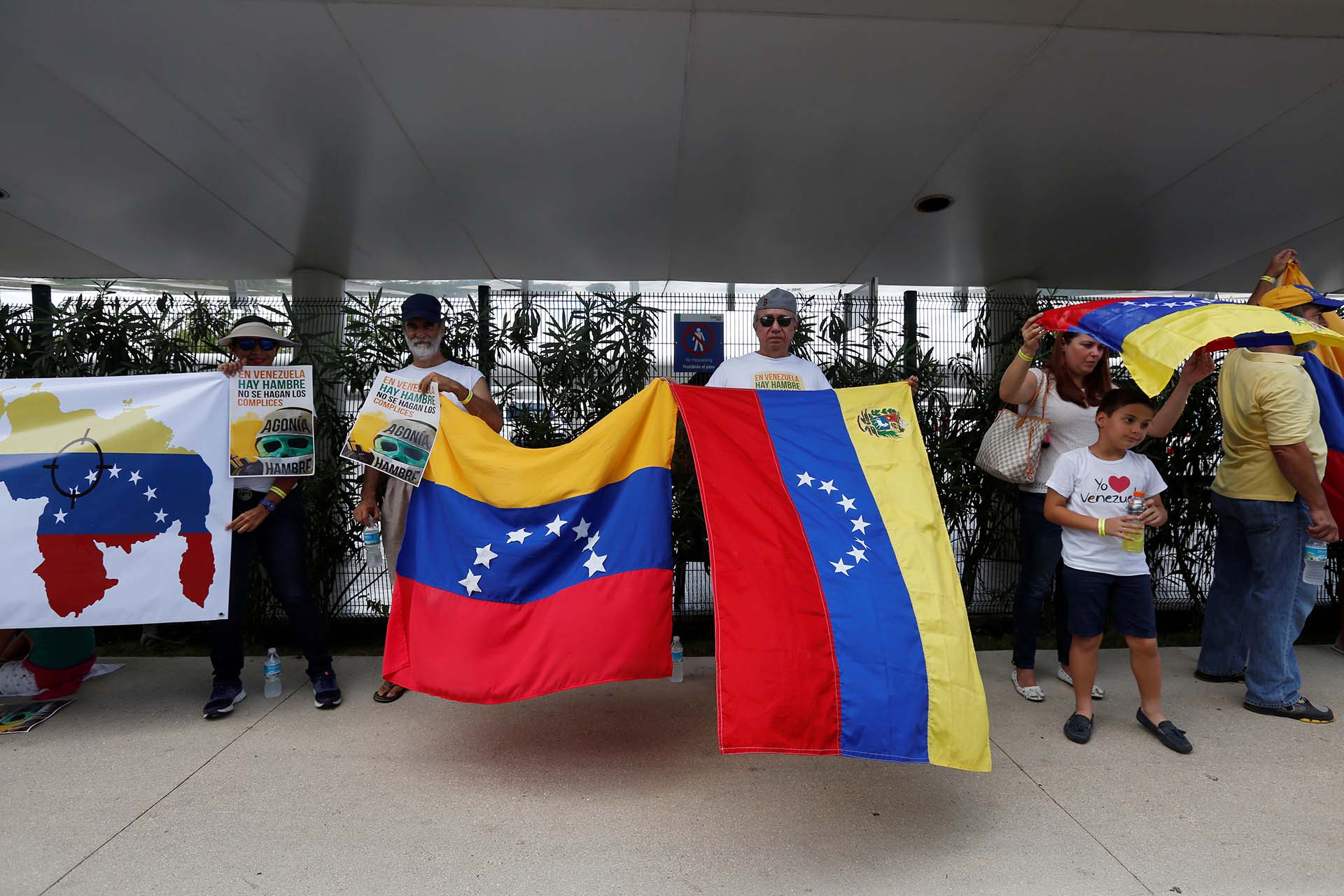 Un grupo de venezolanos protestó en Cancún, de cara a la próxima reunión de cancilleres de la OEA en la que se tratará la crisis de Venezuela (REUTERS)