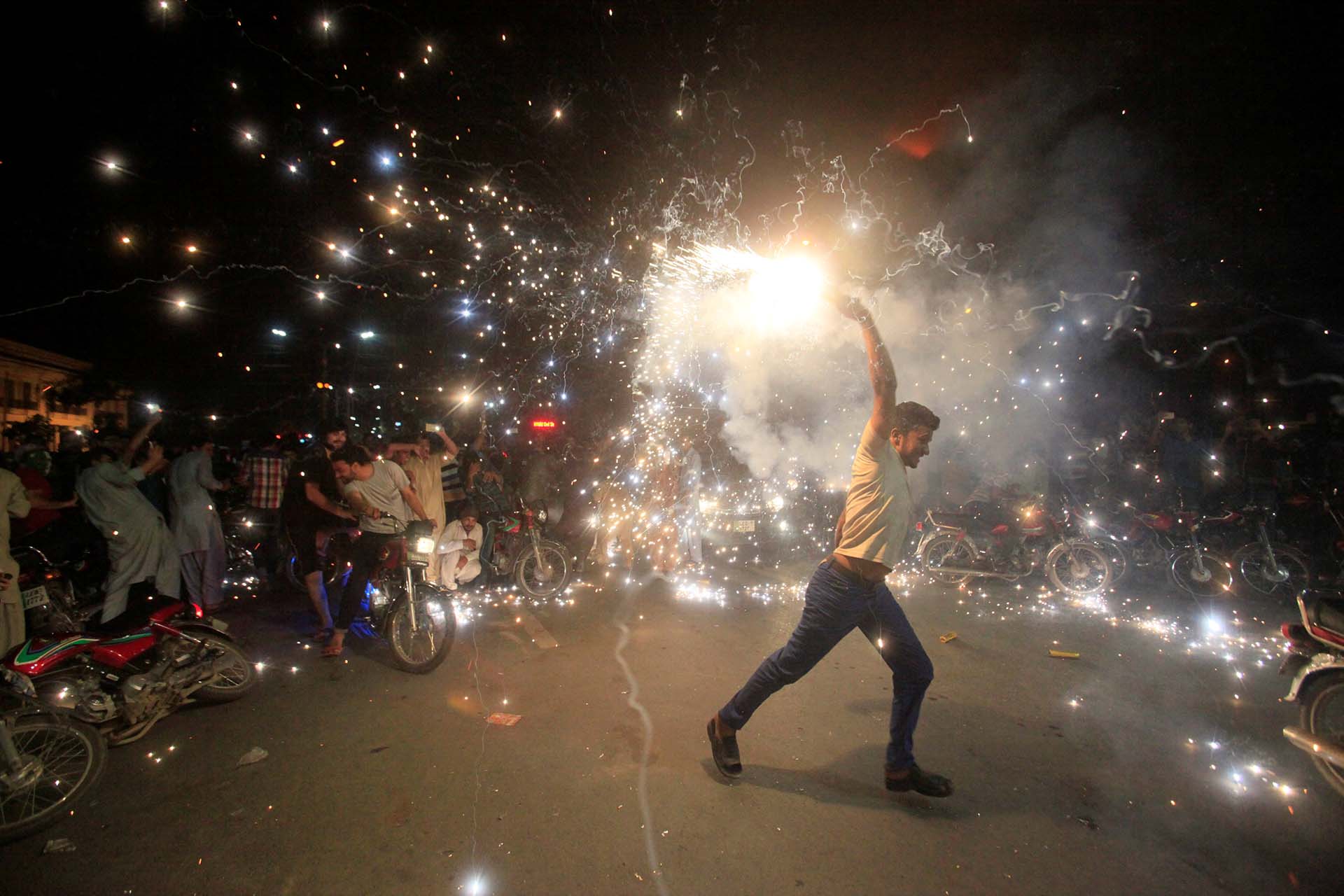 Espectacular festejo de fanáticos paquistaníes tras la final del campeonato de cricket en Lahore (REUTERS)