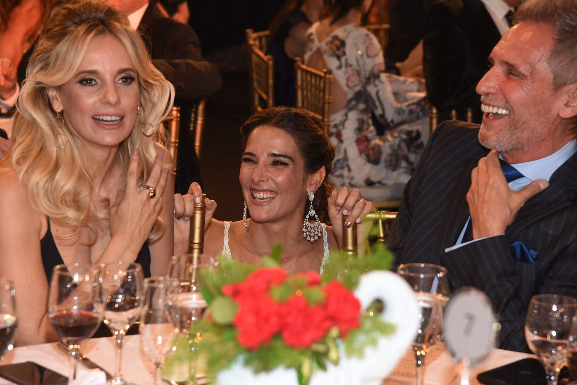 Juana Viale divertida (y agachada) junto a Julieta Cardinali y Raúl Taibo