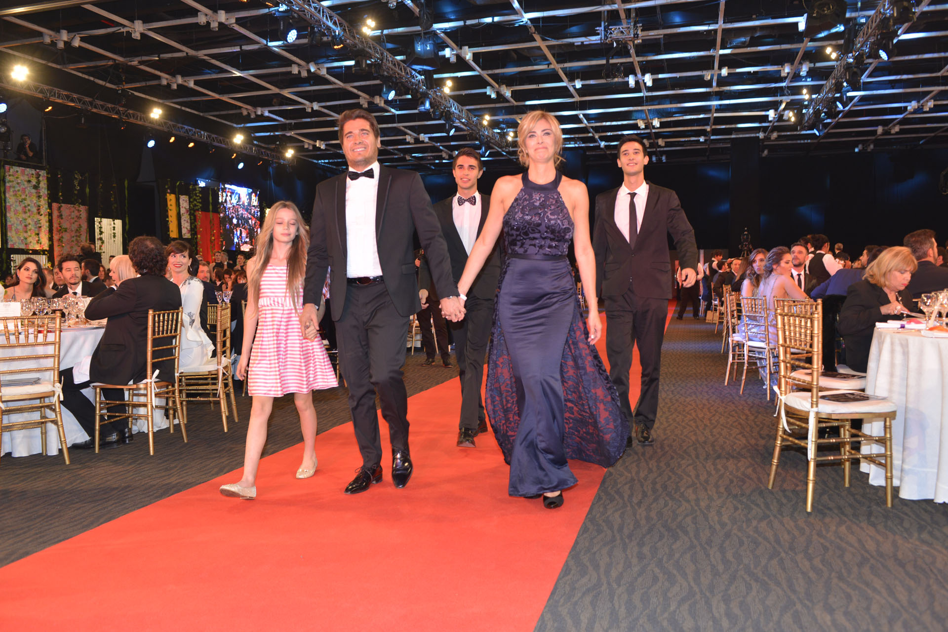 Los hermanos Guillermo y Marisa Andino con sus hijos en el homenaje a su padre, Ramón Andino