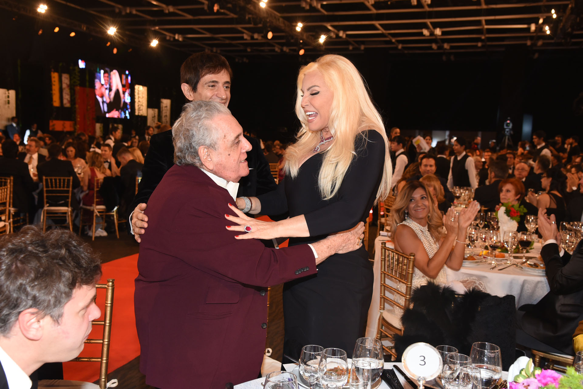 Susana felicita a Antonio Gasalla por su premio
