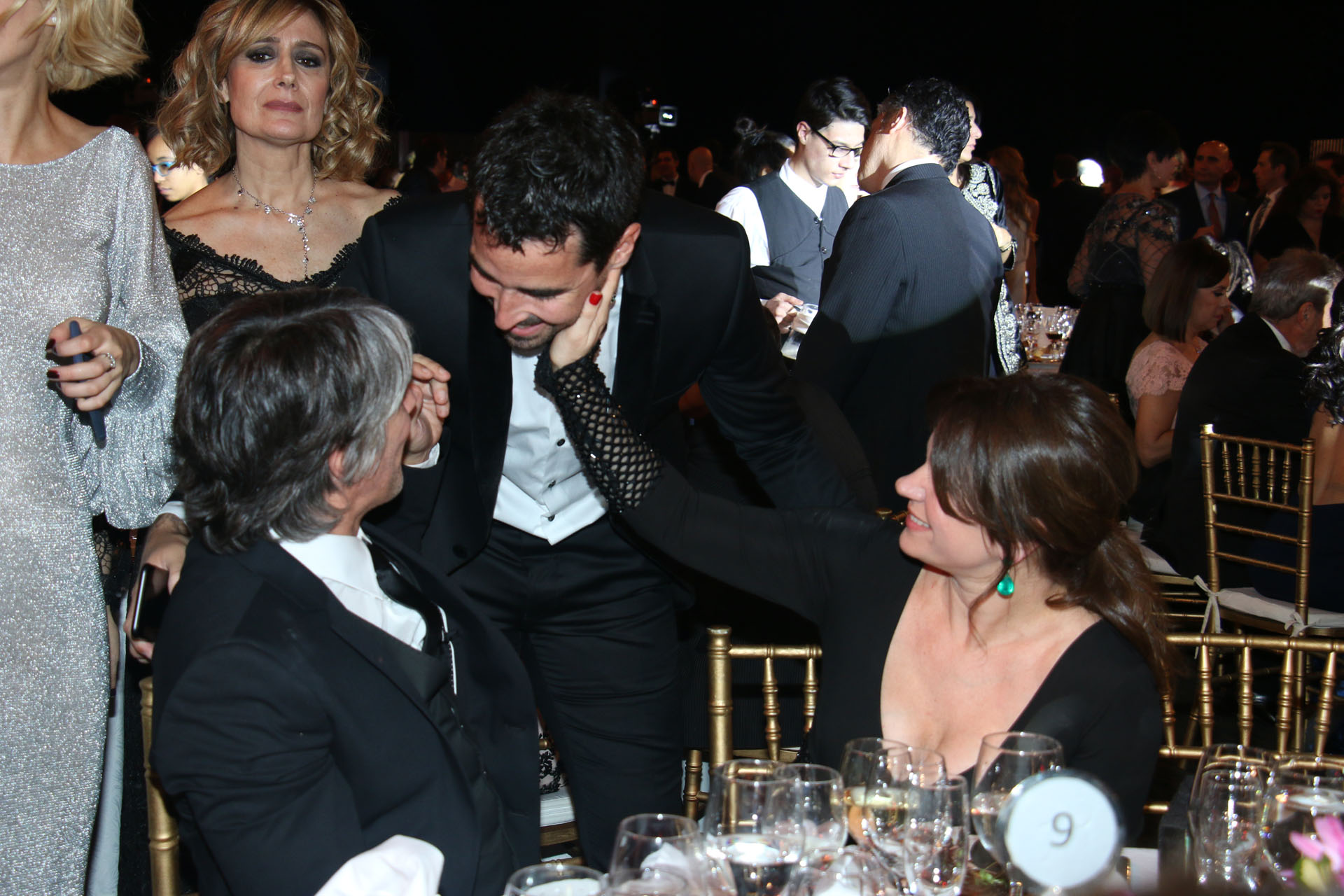 Nacho Viale saluda a Pablo Echarri y a Nancy Dupláa