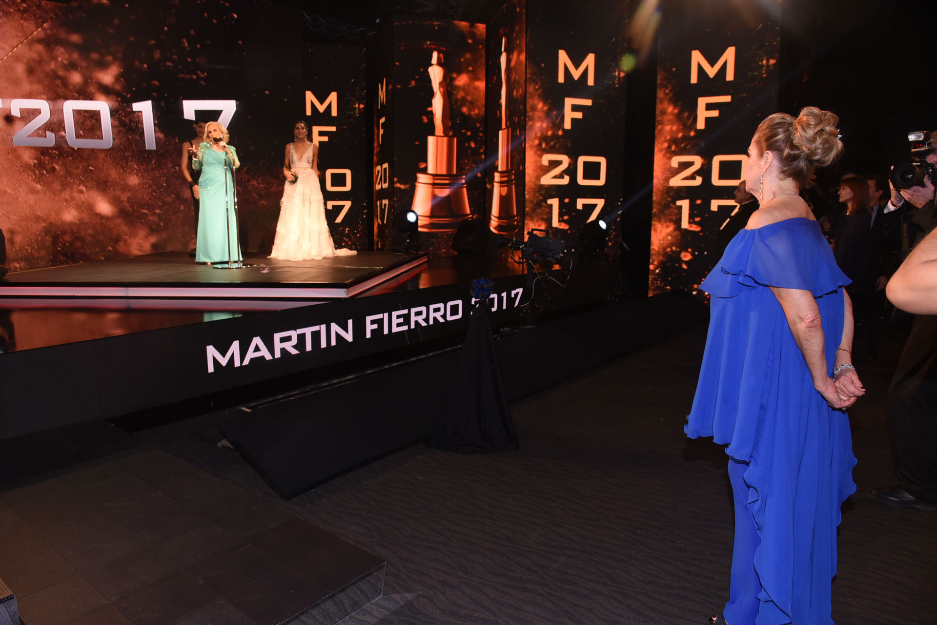 Marcela Tinayre mira desde el pie del escenario a Mirtha Legrand y a Juana Viale