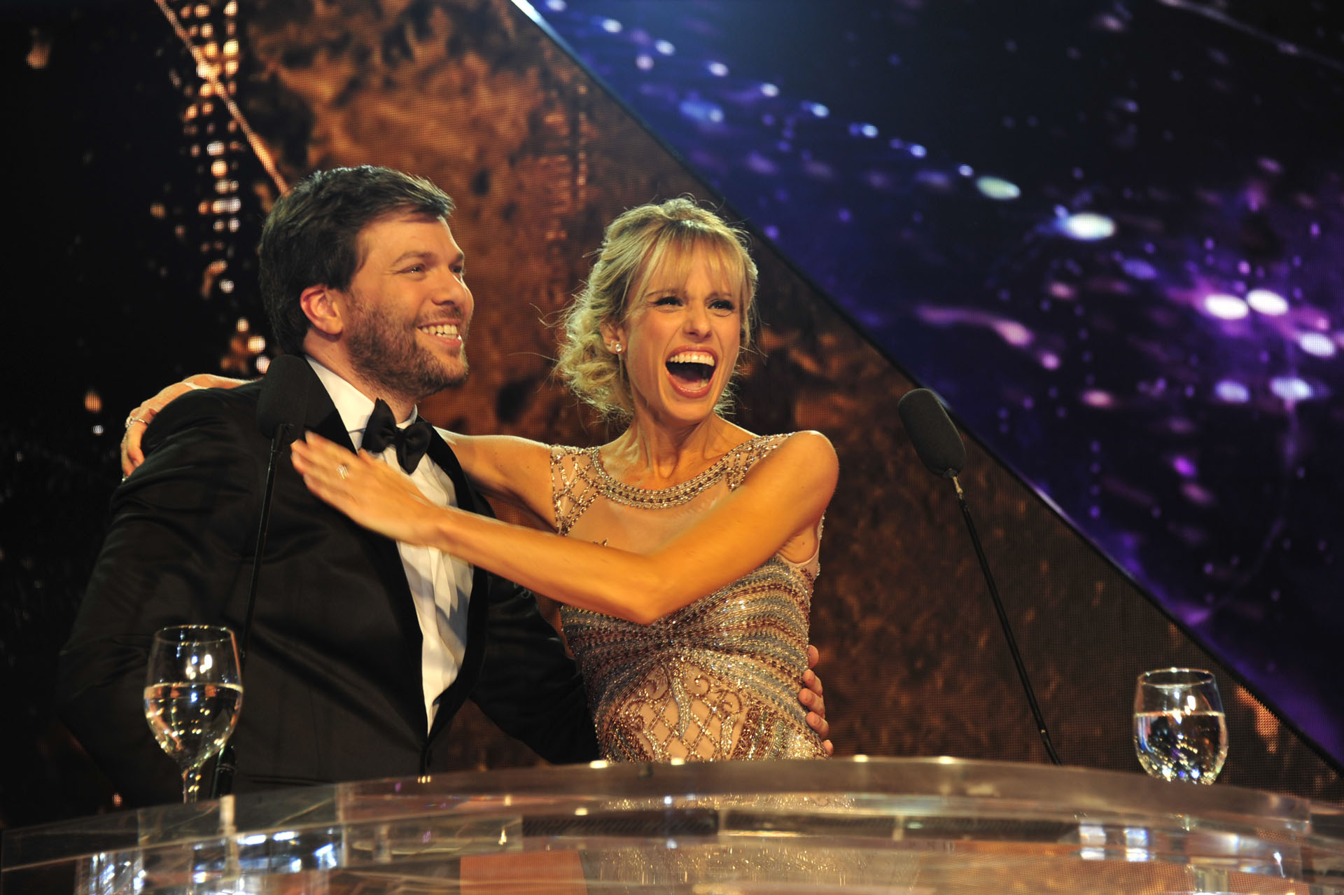 Mariana Fabbiani festeja el Martín Fierro de su programa junto a Guido Kaczka