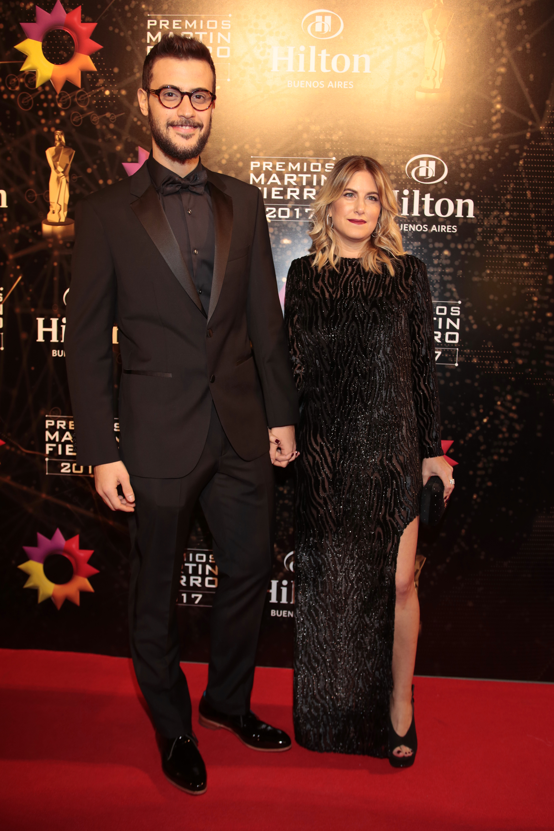 Diego Leuco con total black look de Hugo Boss y su novia Daniela Haissiner con vestido de mangas largas, maxi tajo, de chiffon y transparencias por Trosman (Christian Bochichio)