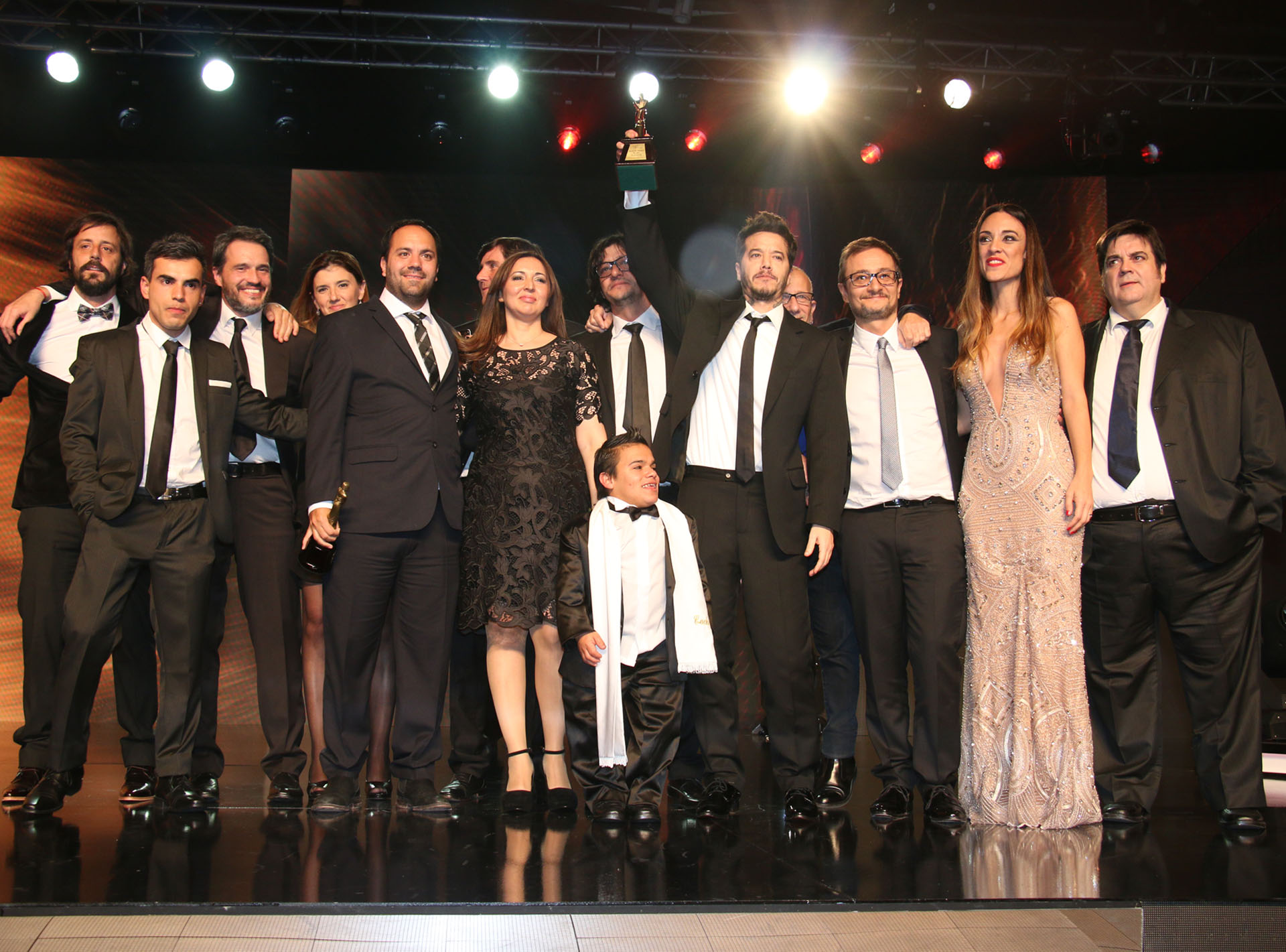 Sebastián Ortega junto a su equipo de El marginal recibiendo el Martín Fierro de Oro