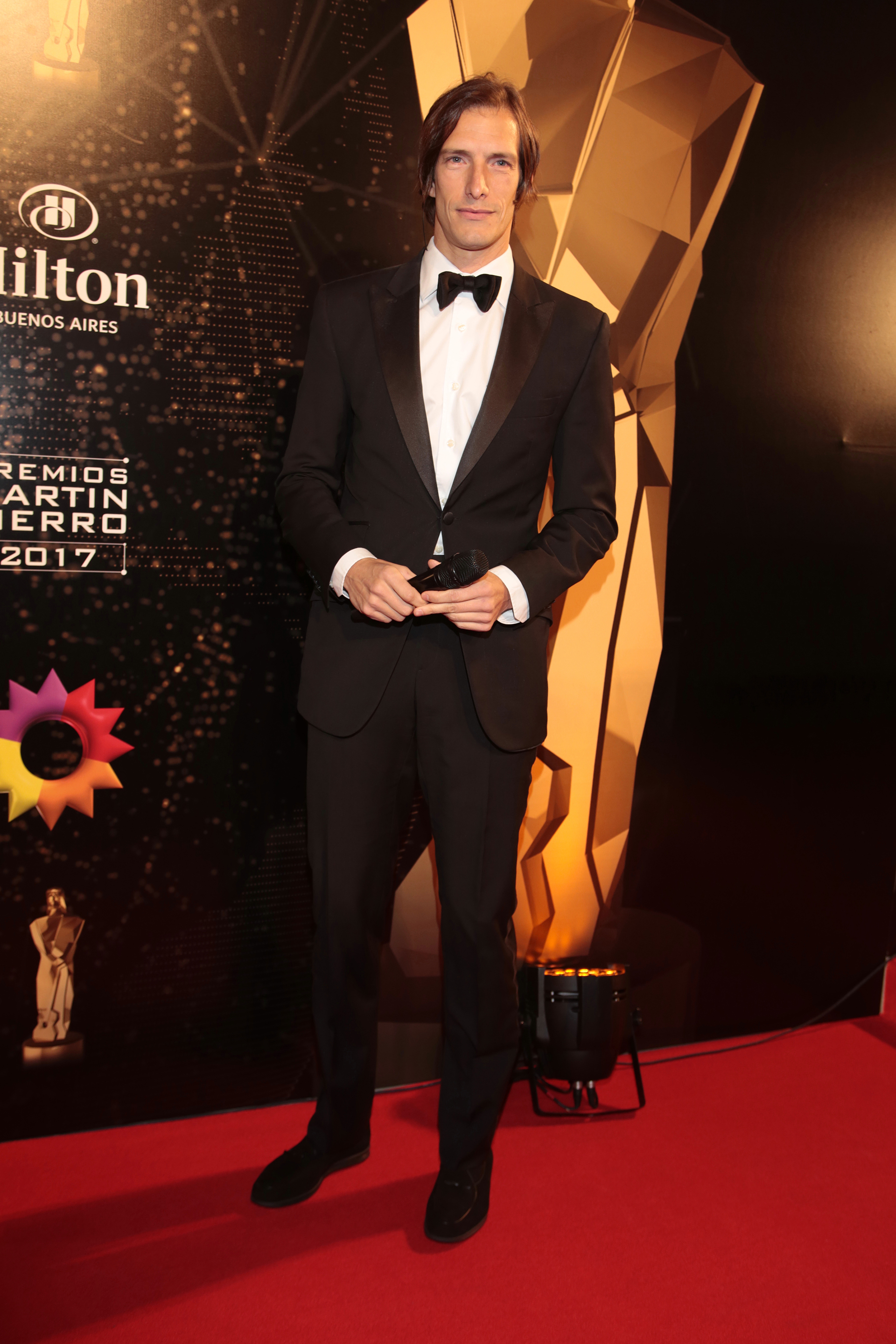 El conductor de la cermonia Iván de Pineda, lució un black tie by Prototype. El smocking elegido, se destacó por la solapa de raso del saco. Con moño, camisa blanca y zapatos negros completo su look (Christian Bochichio)