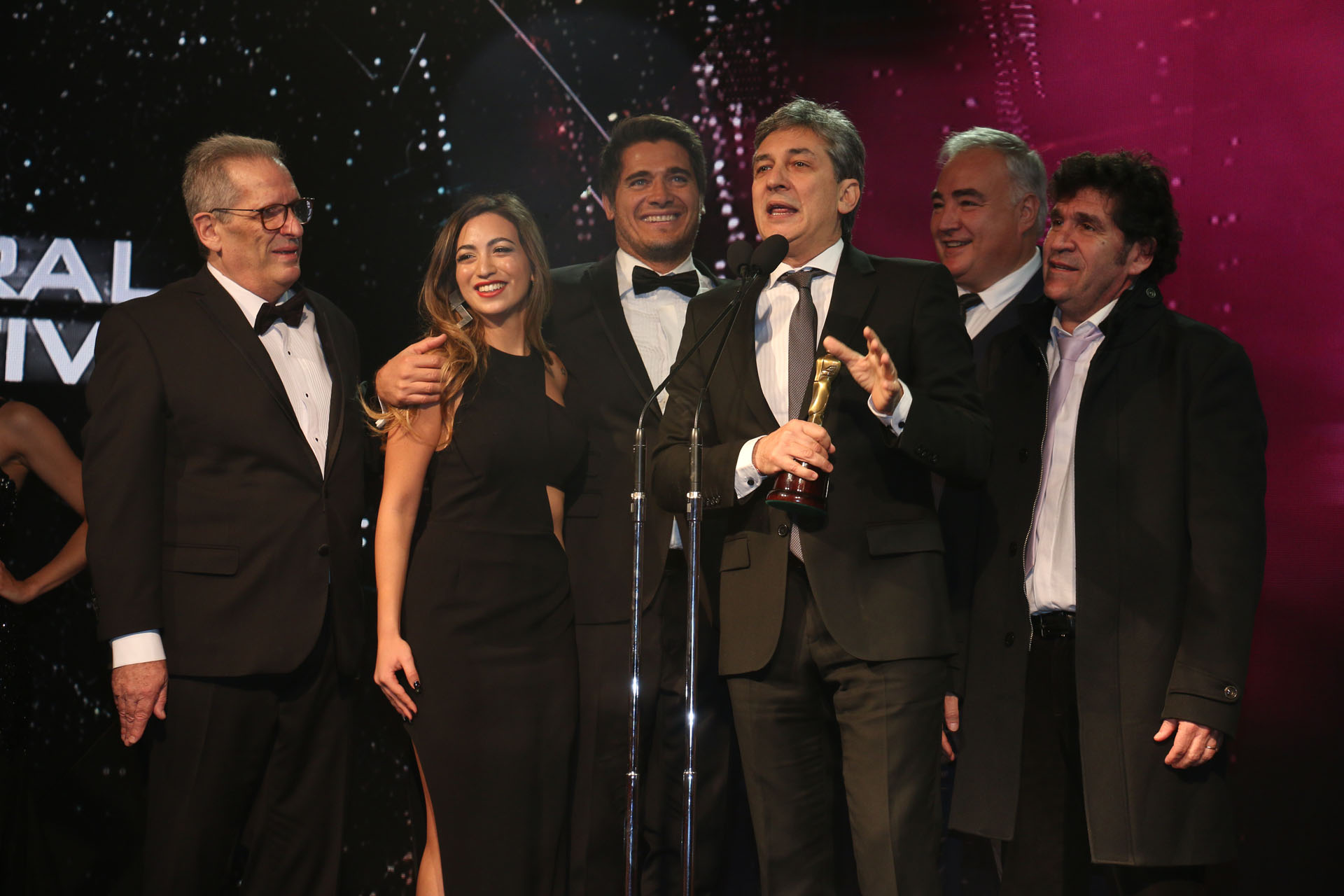 Alberto Brufman, Camila Hadad, Guillermo Andino, Sergio Federovisky, Fabián Gadea y Sergio Saba agraden el premio a “Ambiente y Medio”, de la TV Pública