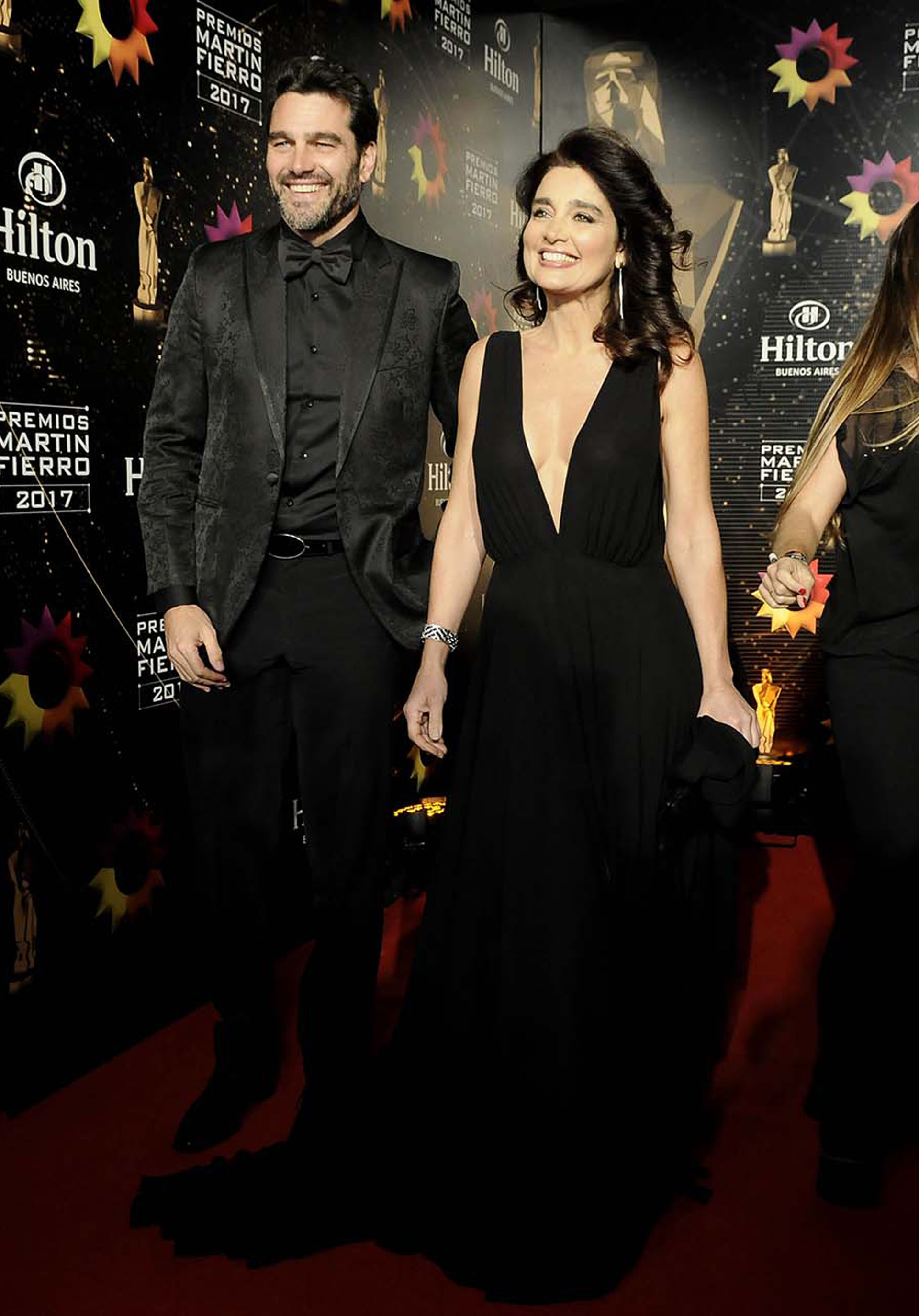 Hernán Drago en total black, smoking y camisa a tono, y Verónica Varano, vestida por Verónica Far con escote profundo en frente y espalda, con maxi tajo